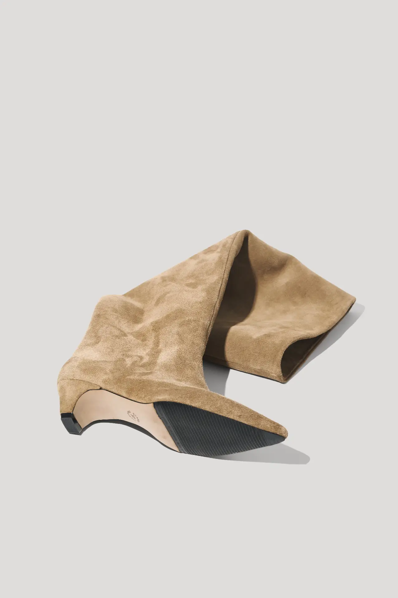 Чоботи високі бежеві замшеві на каблуку з байкою