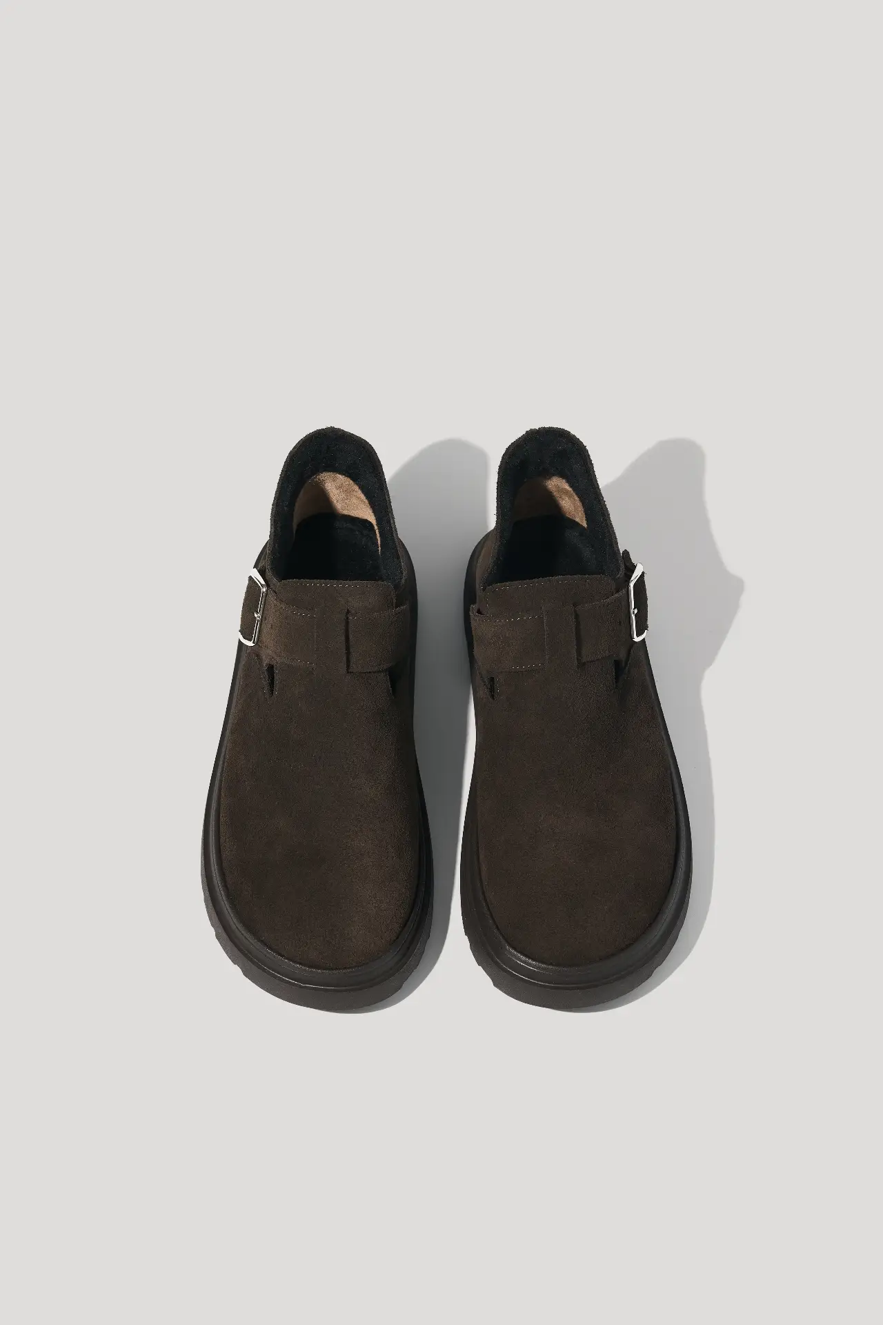 Черевики короткі з ремінцем шоколадні замшеві з флісом