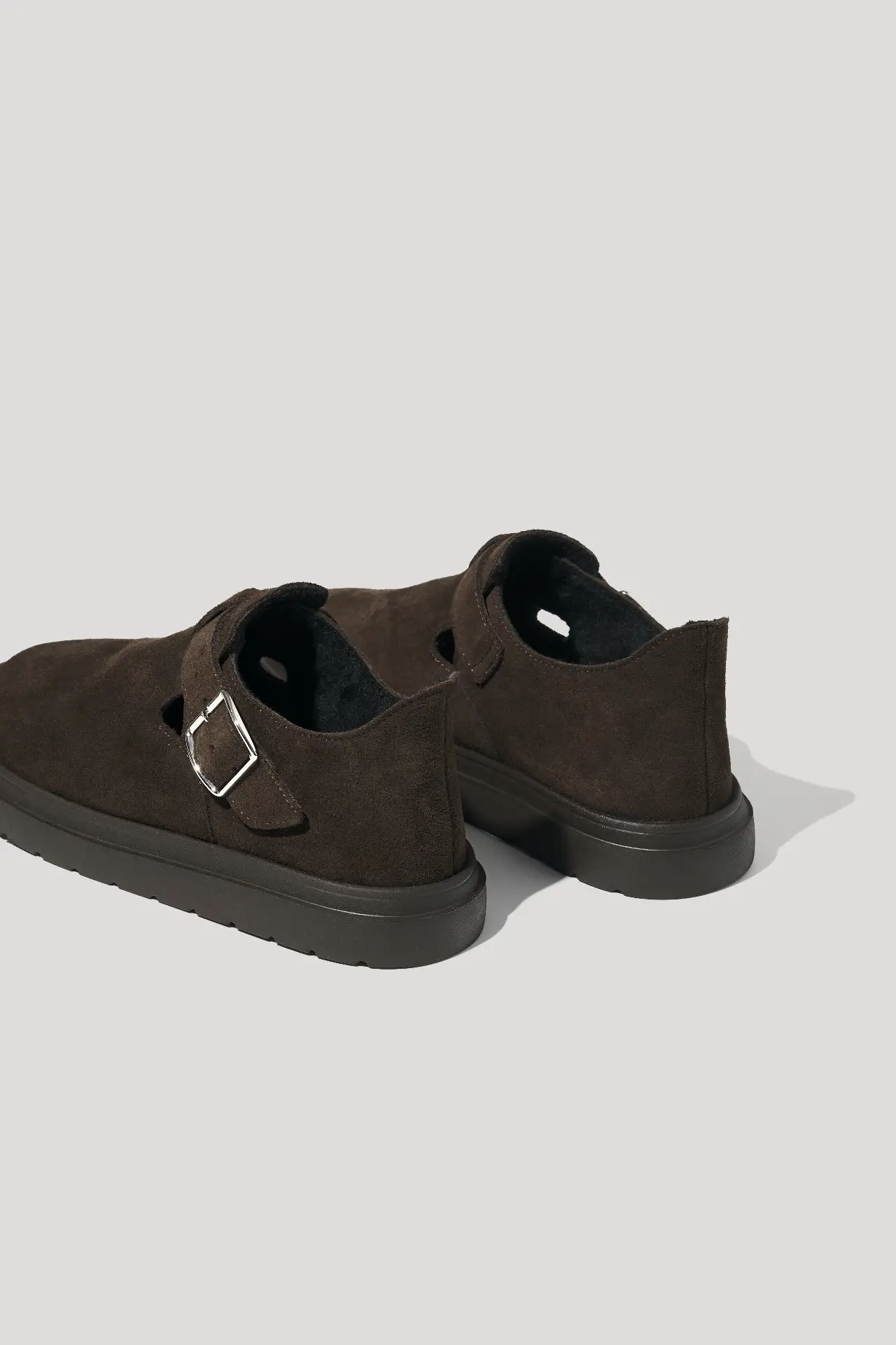 Черевики короткі з ремінцем шоколадні замшеві з натуральним хутром