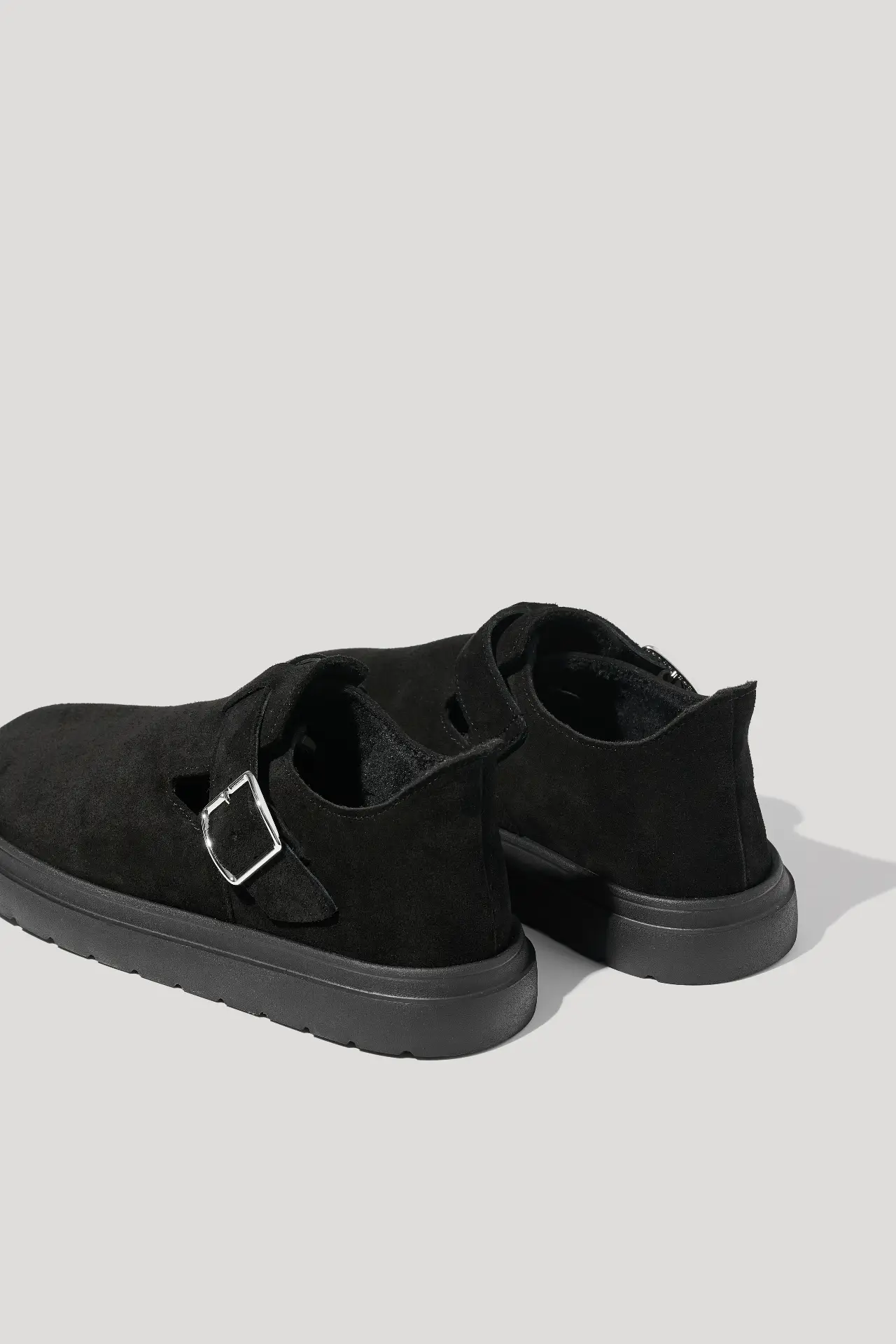 Черевики короткі з ремінцем чорні замшеві з флісом