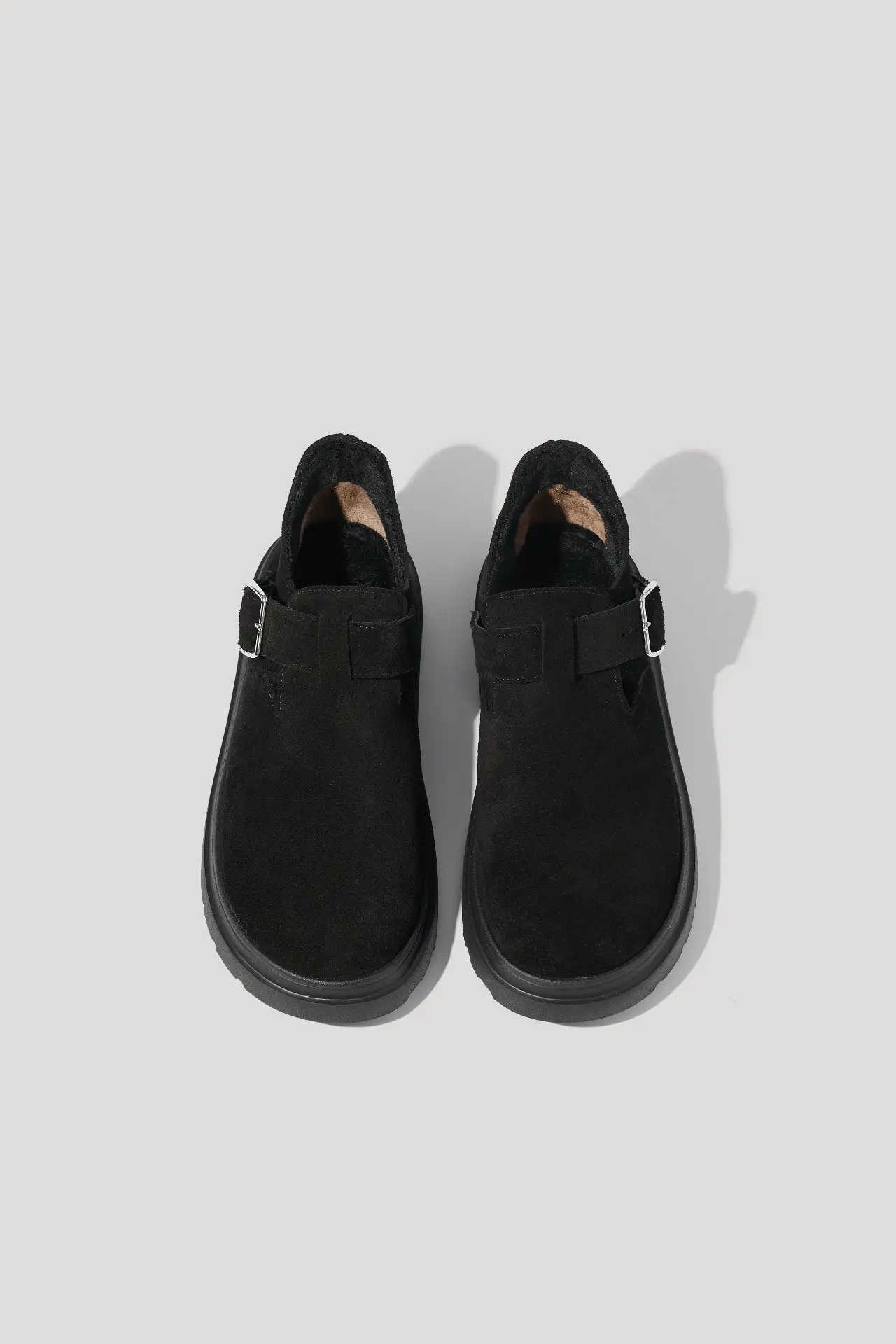 Черевики короткі з ремінцем чорні замшеві з флісом