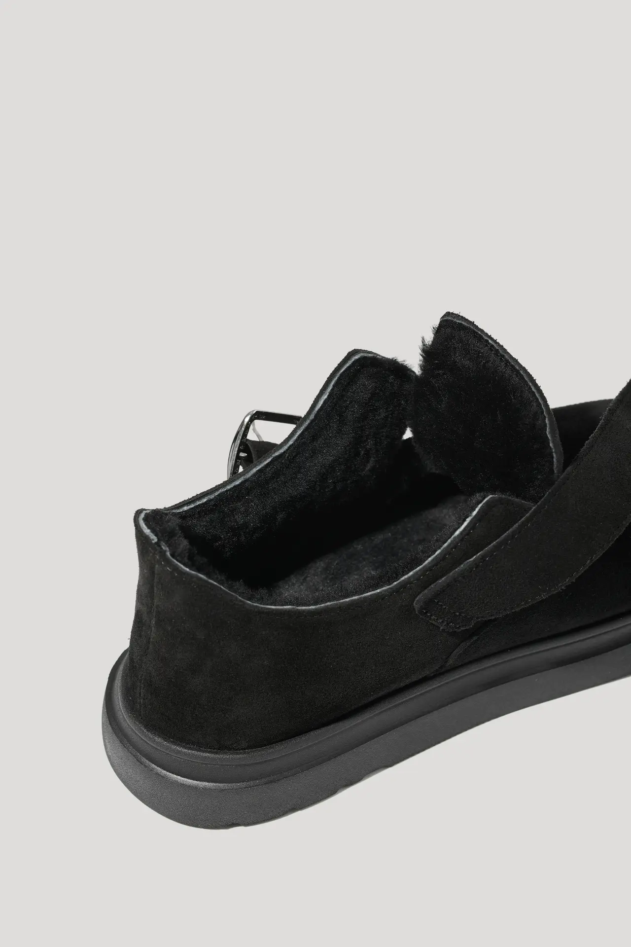 Черевики короткі з ремінцем чорні замшеві з натуральним хутром