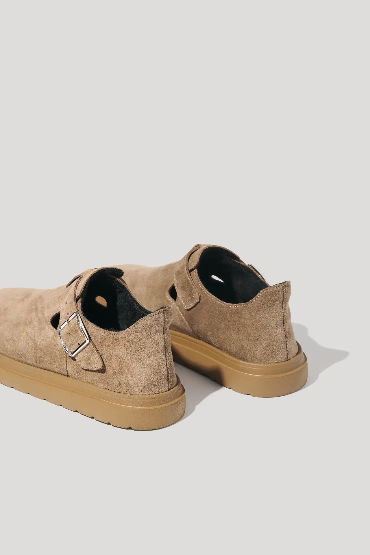 Черевики короткі з ремінцем горіхові замшеві з натуральним хутром