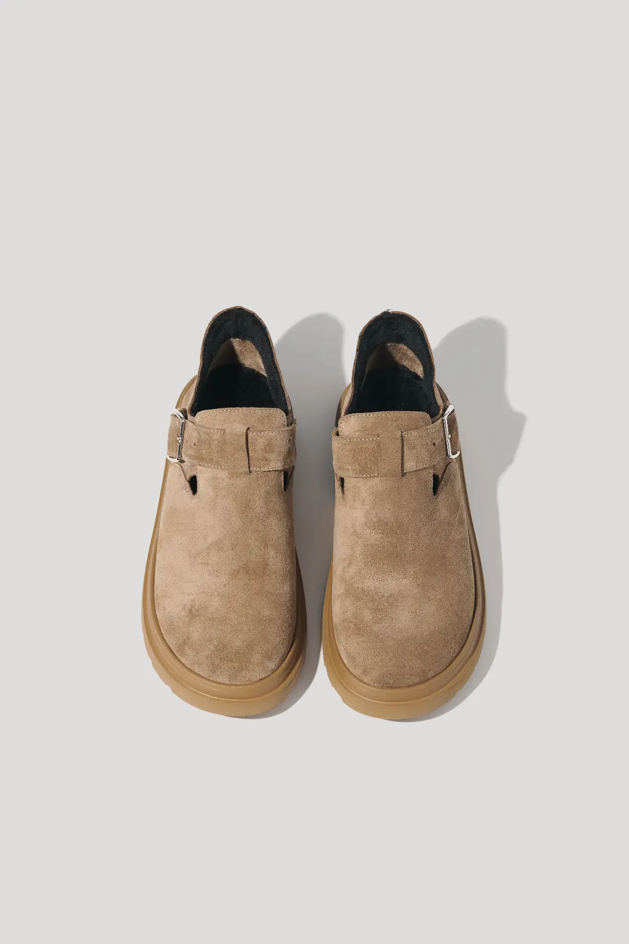 Черевики короткі з ремінцем горіхові замшеві з натуральним хутром