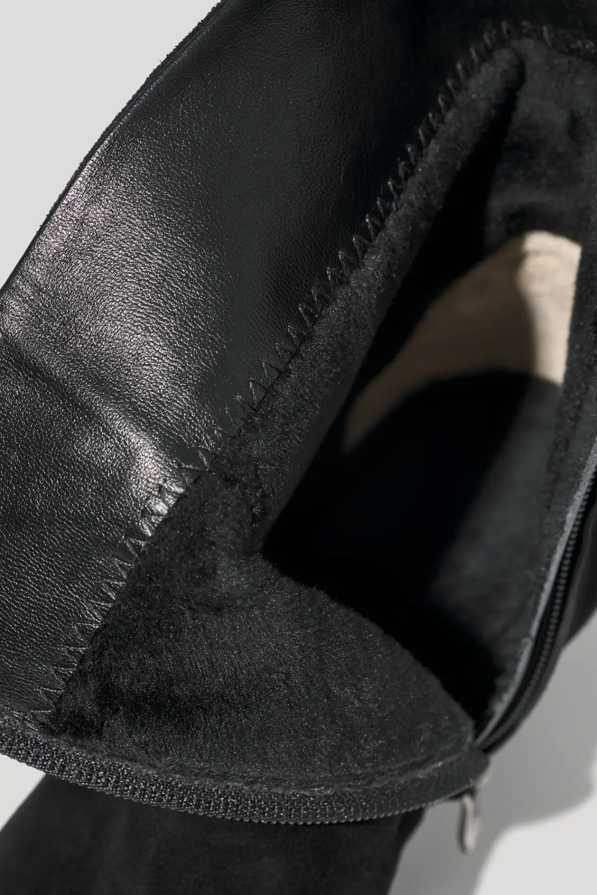 Черевики короткі на підборах чорні шкіряні з флісом