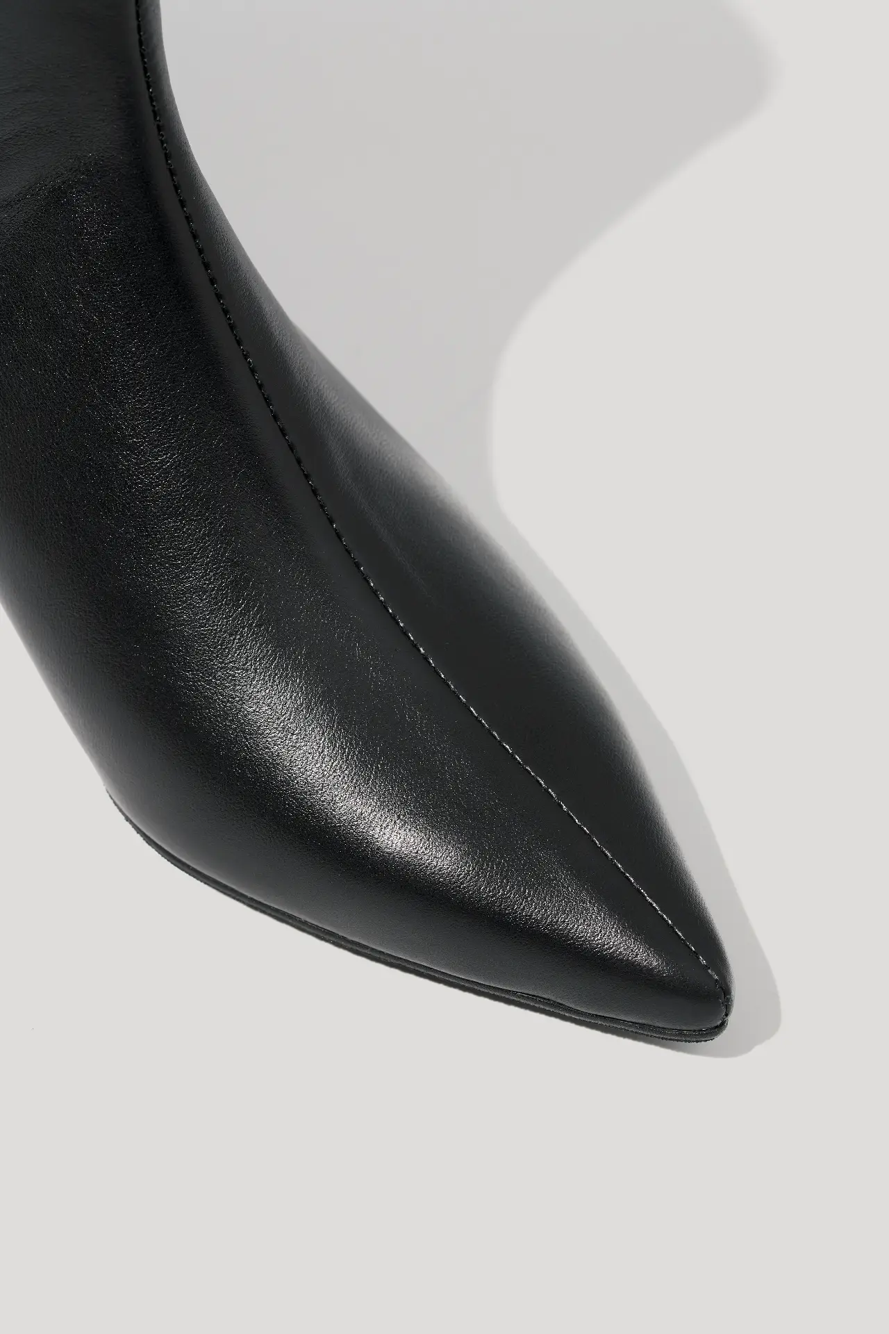 Черевики короткі на підборах чорні шкіряні з флісом