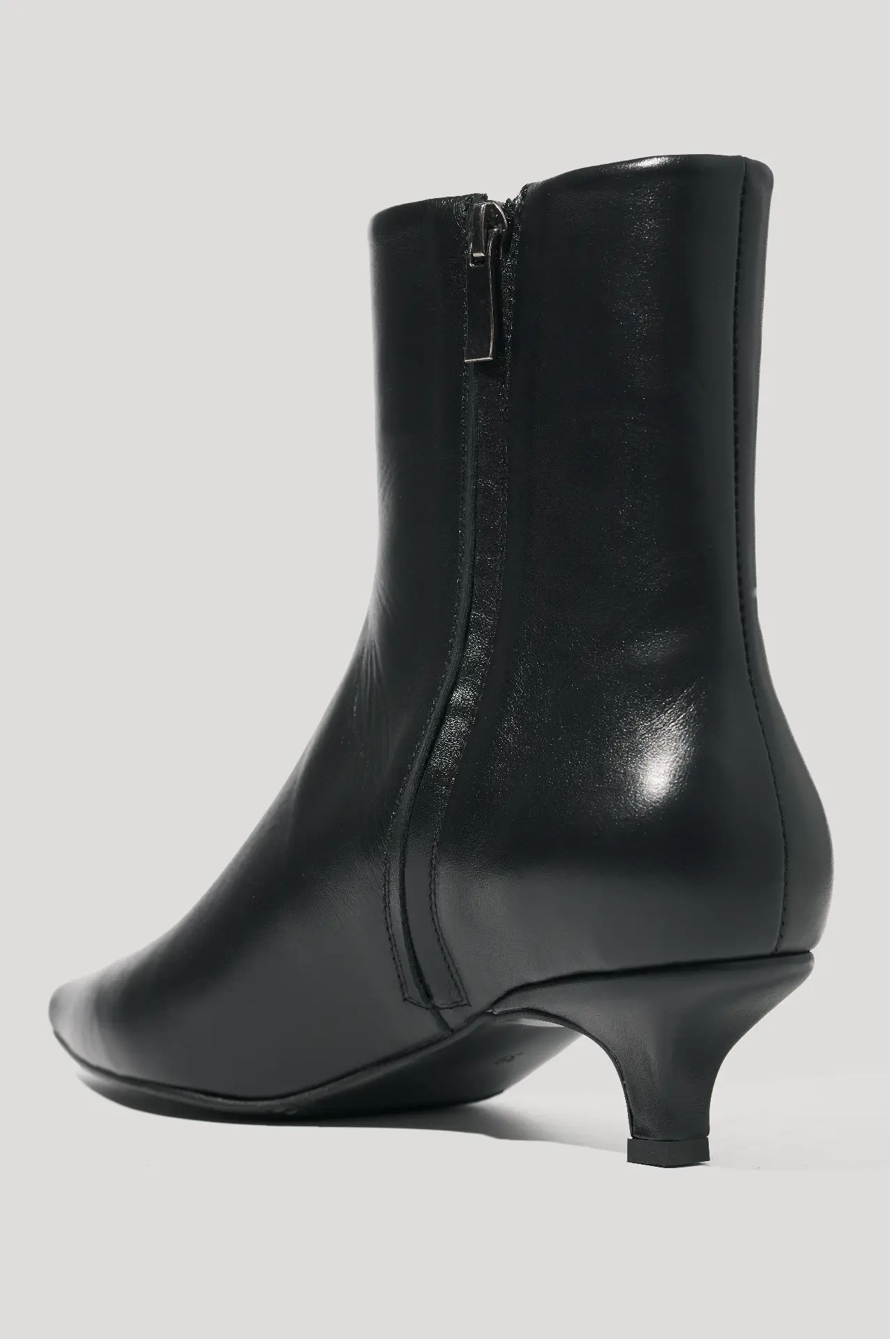 Черевики короткі на підборах чорні шкіряні з флісом