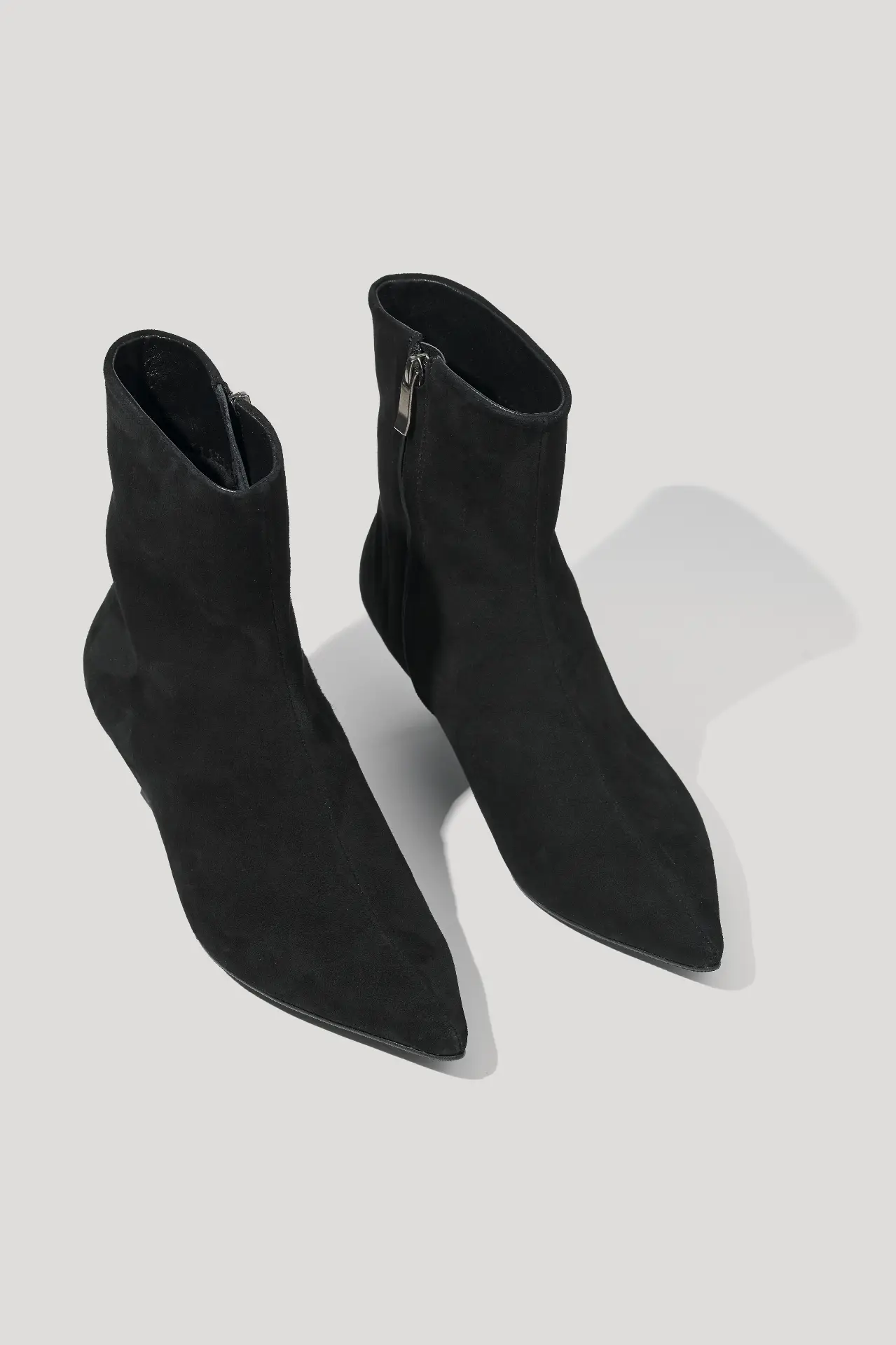 Черевики короткі на каблуку чорні велюрові з флісом