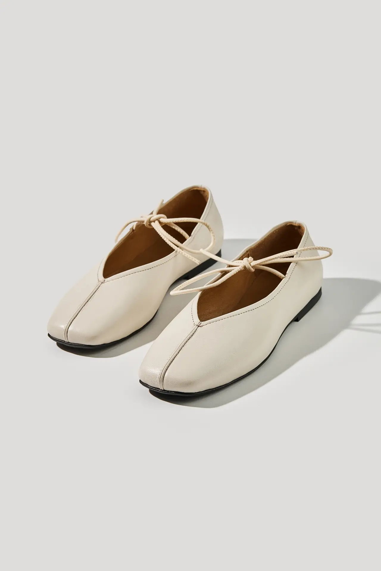 Балетки бежеві шкіряні із зав'язками