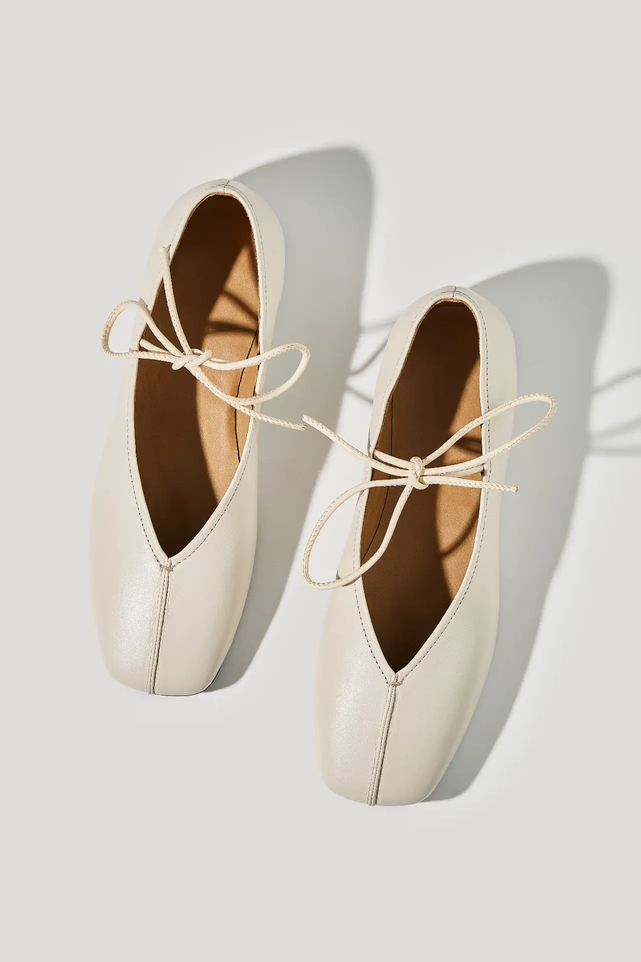 Балетки бежеві шкіряні із зав'язками