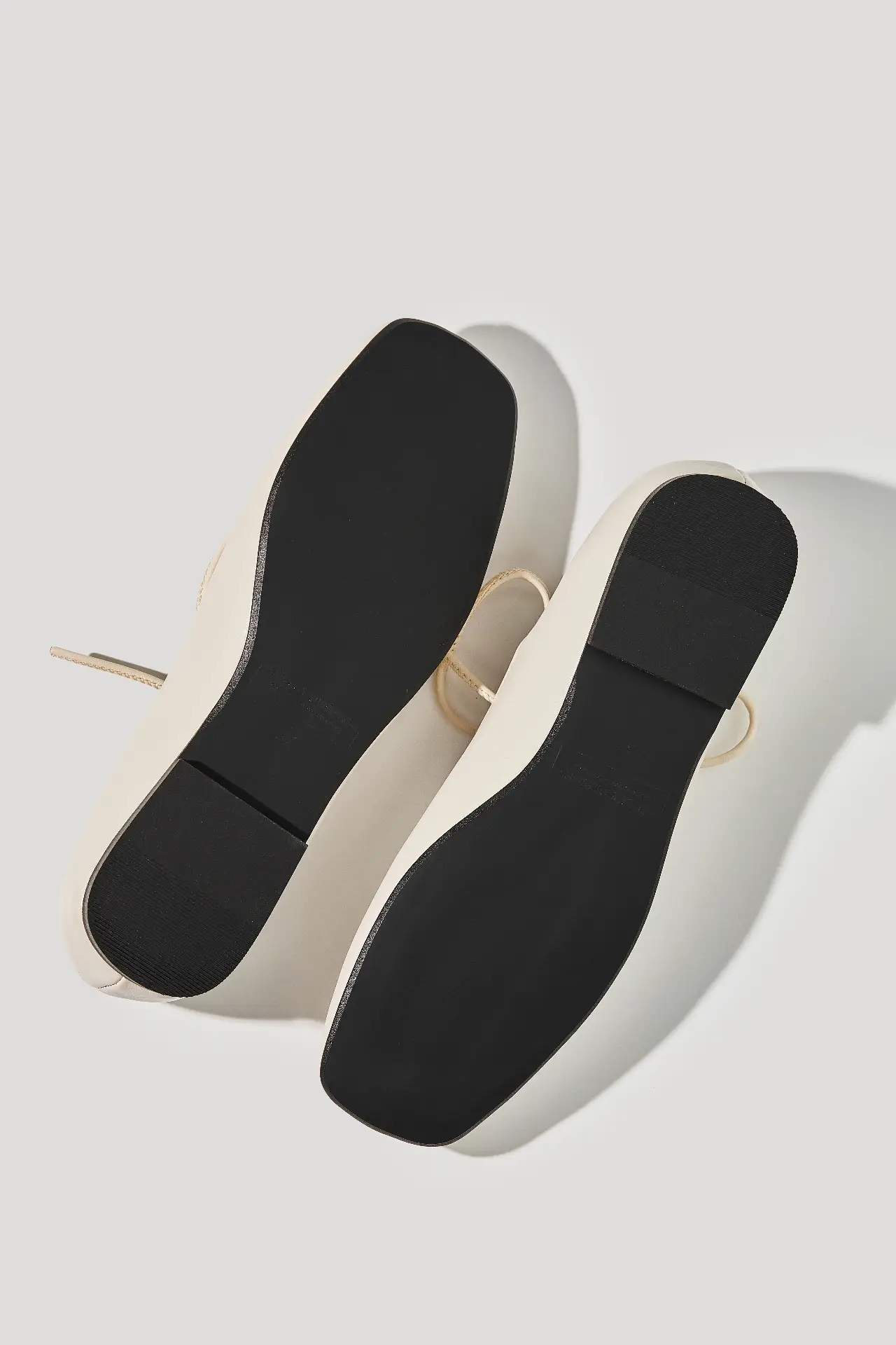 Балетки бежеві шкіряні із зав'язками