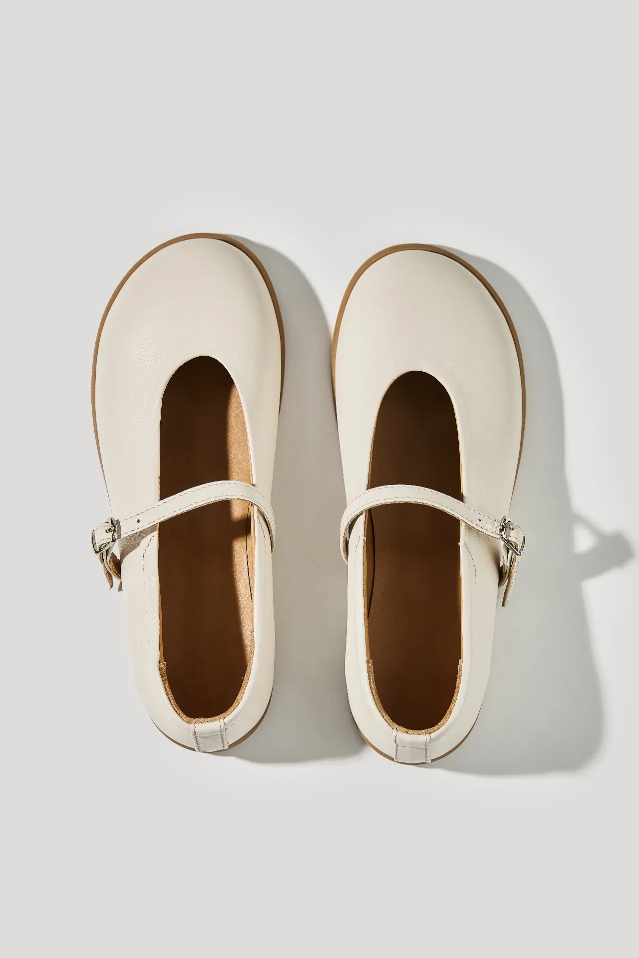 Балетки бежеві шкіряні із круглим мисом