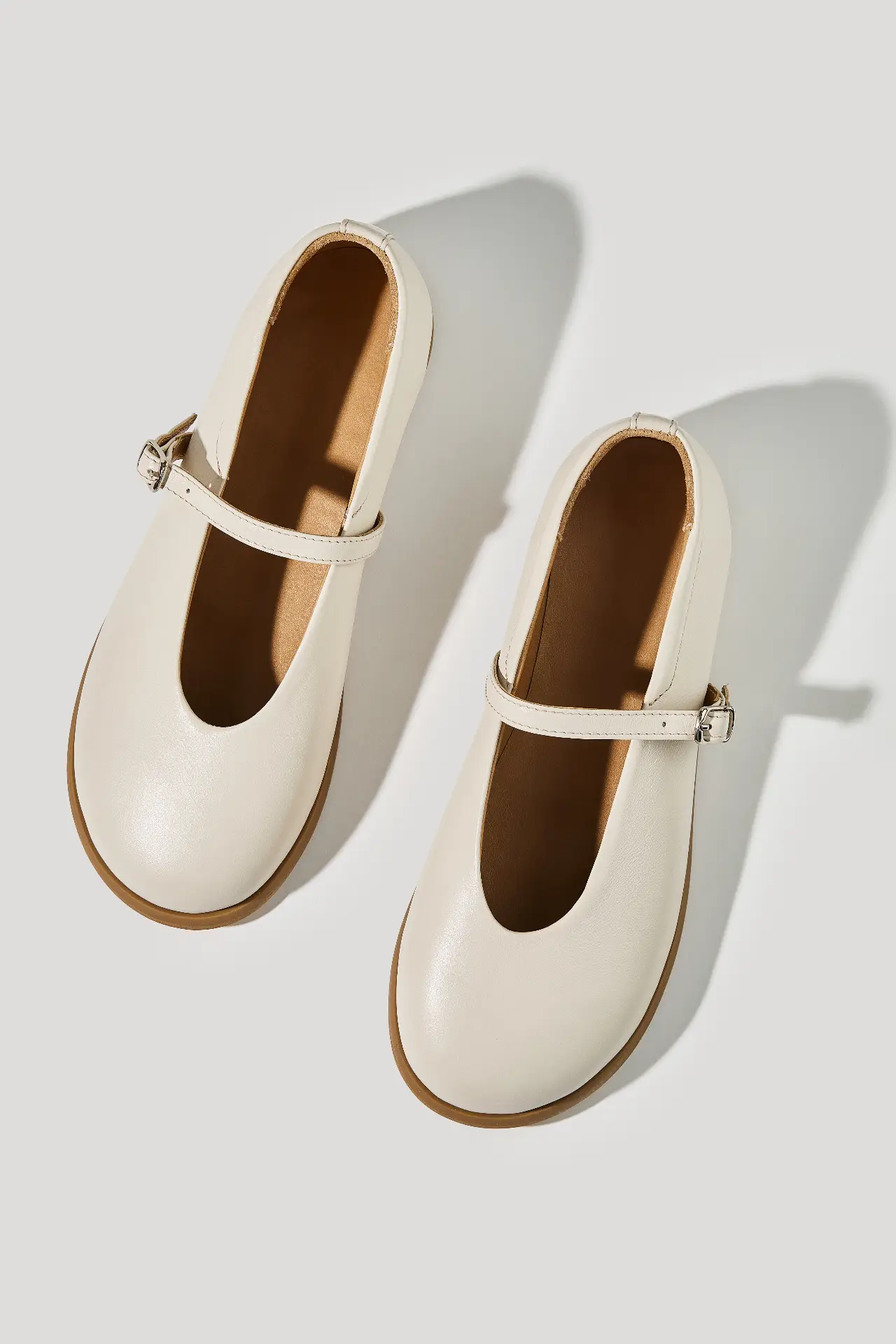 Балетки бежеві шкіряні із круглим мисом