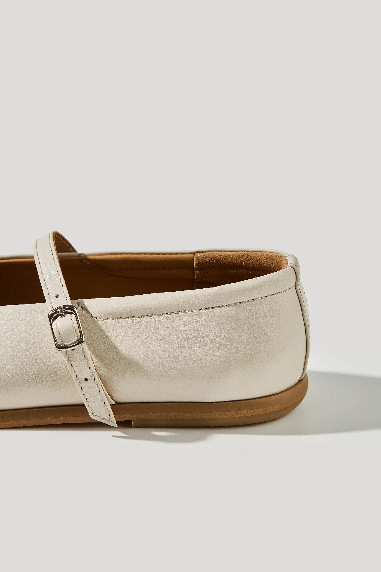 Балетки бежеві шкіряні із круглим мисом