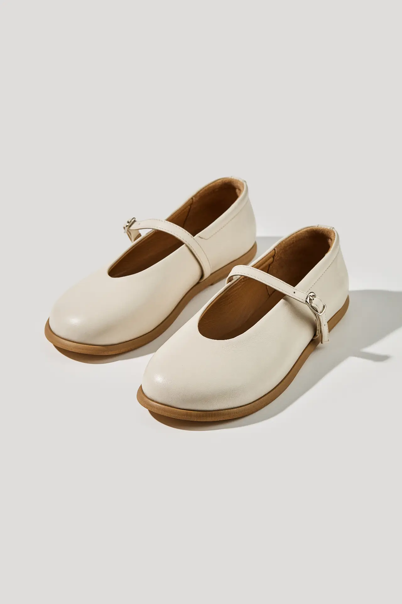 Балетки бежеві шкіряні із круглим мисом