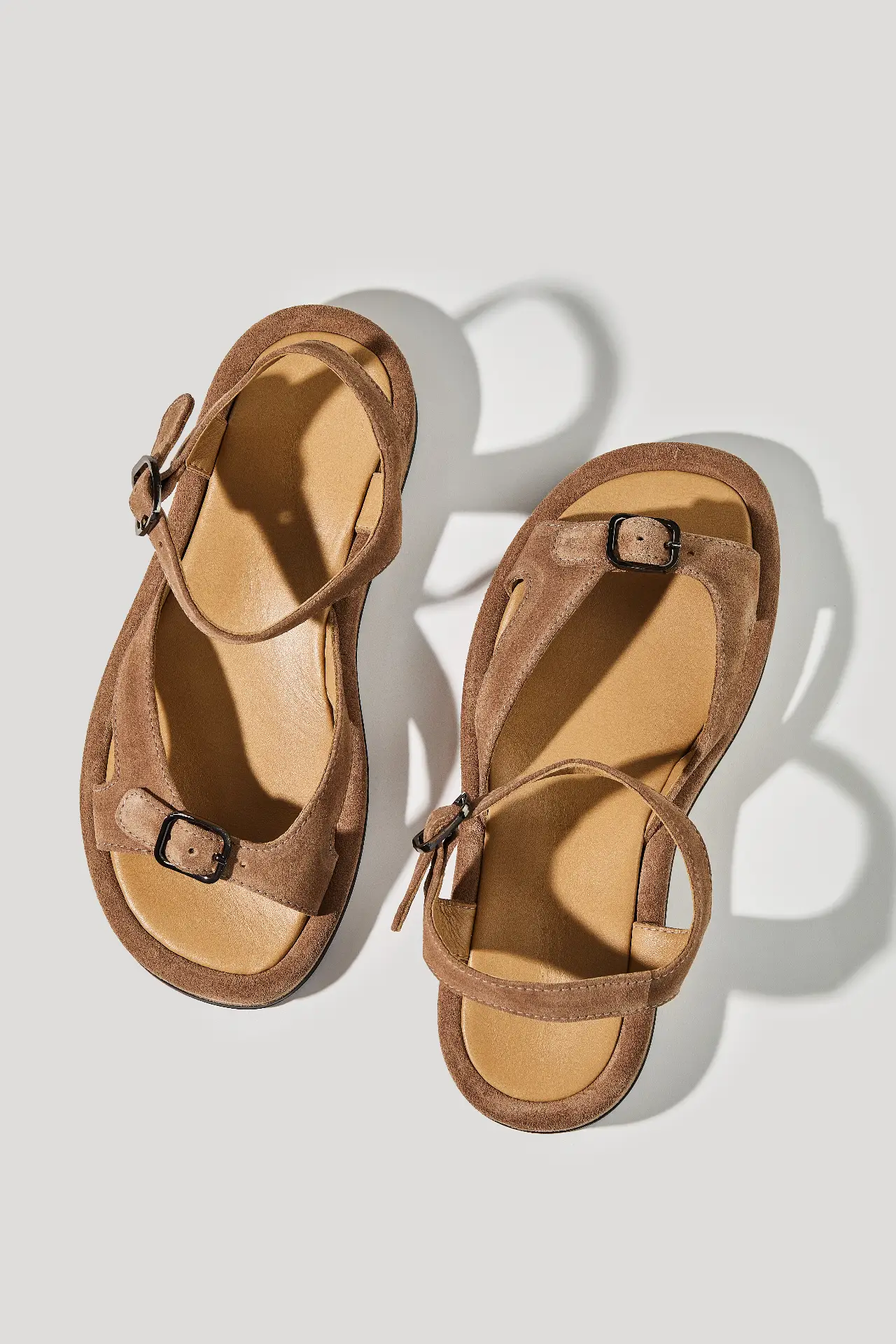 Босоніжки горіхові замшеві із регульованим ремінцем