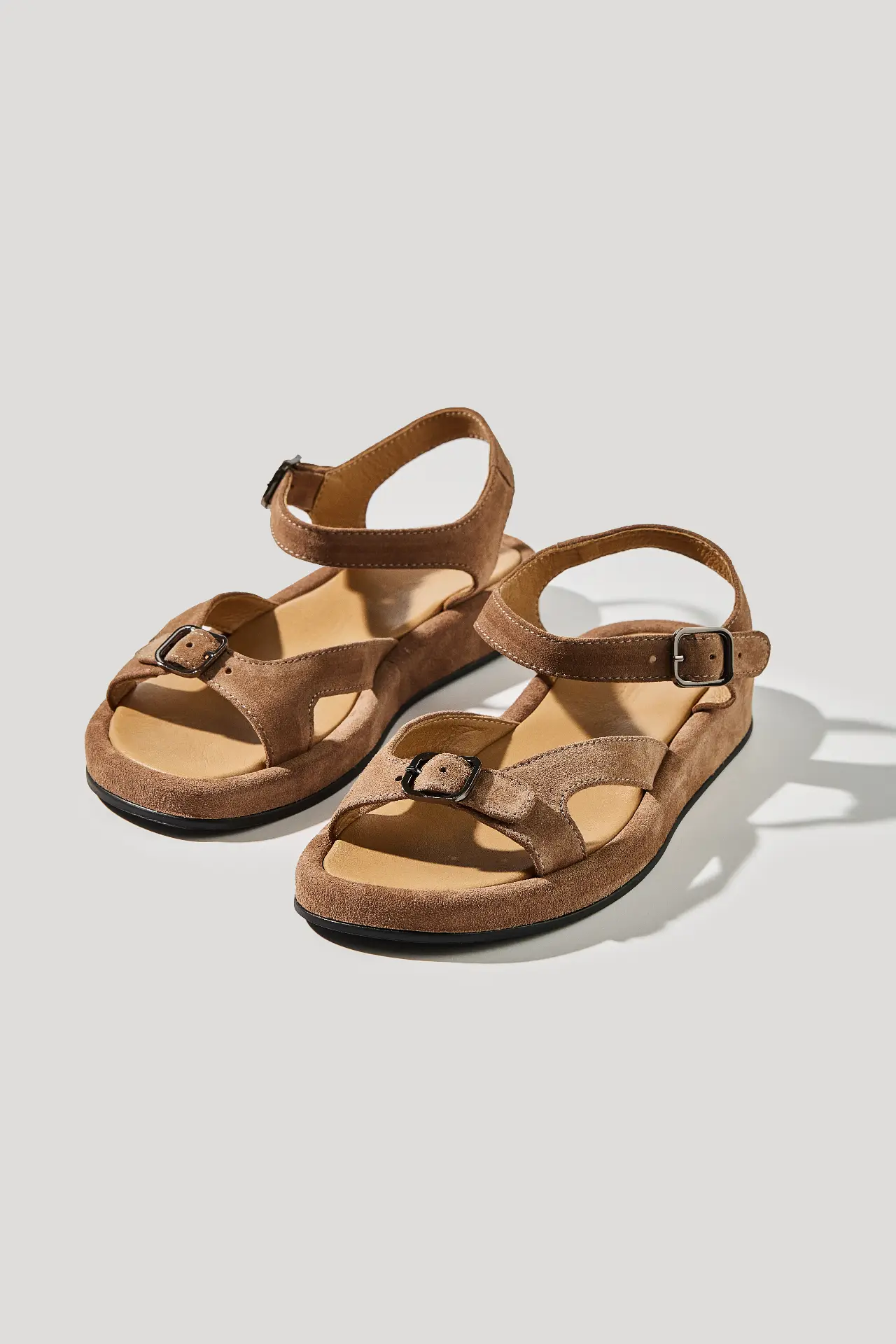 Босоніжки горіхові замшеві із регульованим ремінцем