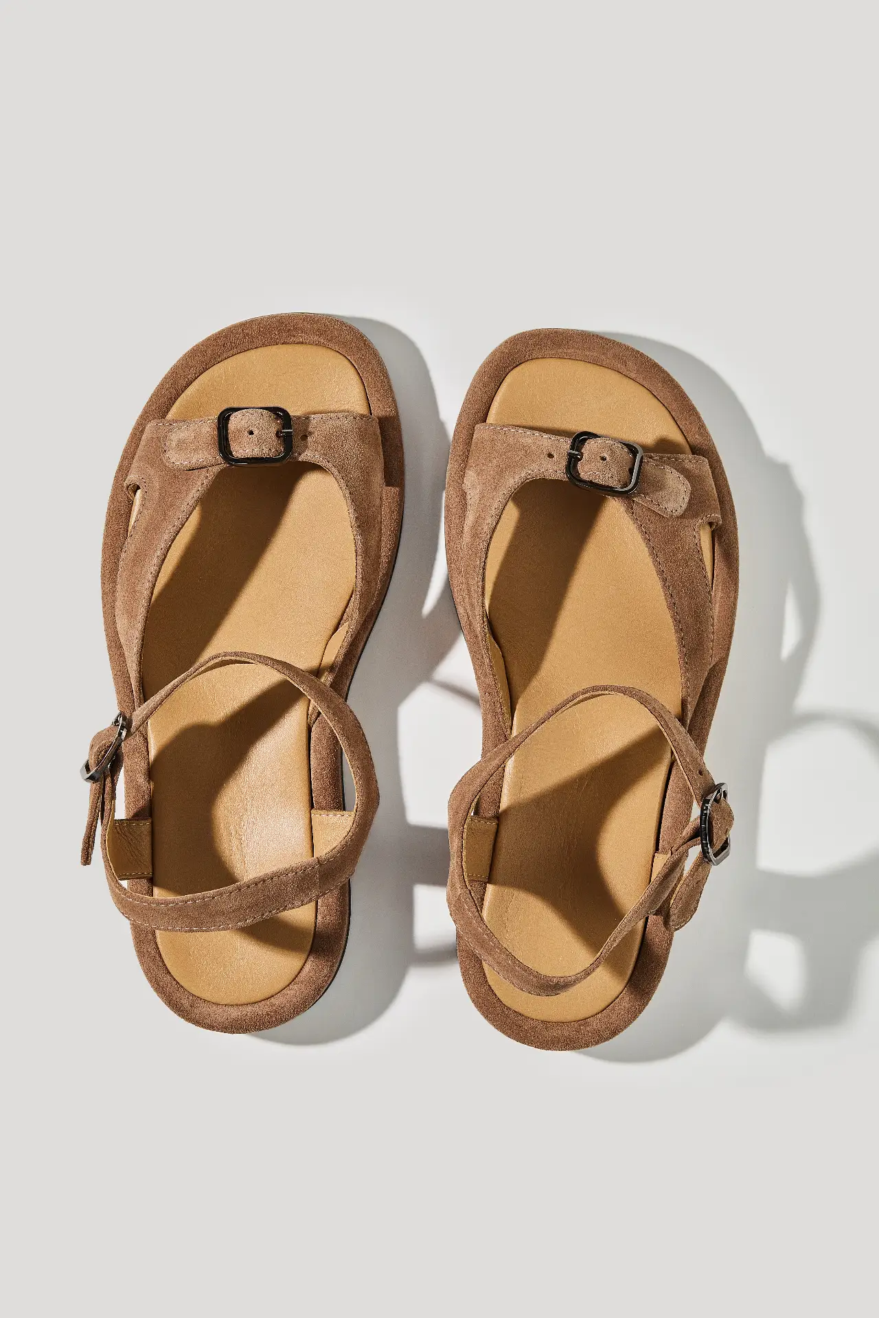 Босоніжки горіхові замшеві із регульованим ремінцем