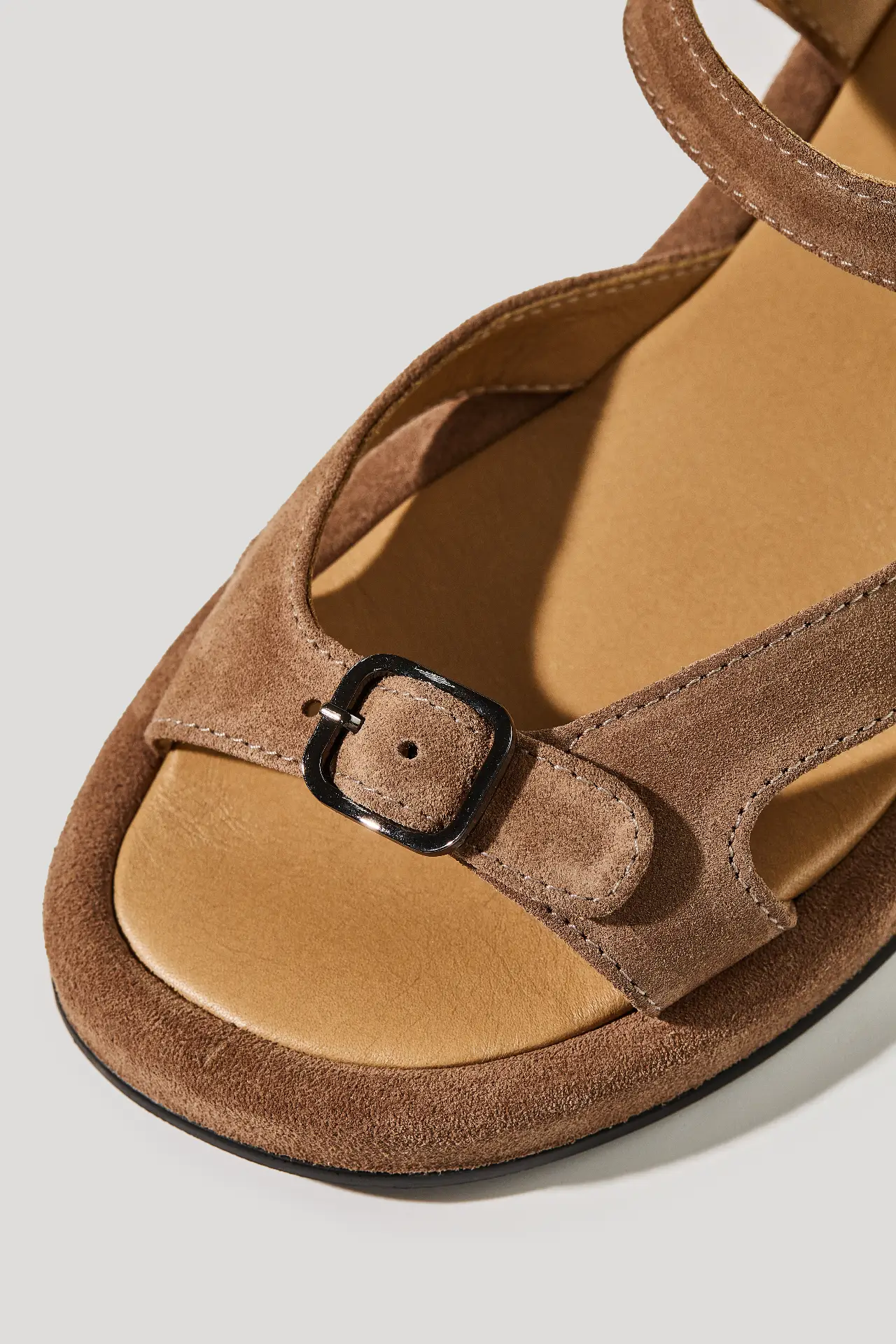 Босоніжки горіхові замшеві із регульованим ремінцем