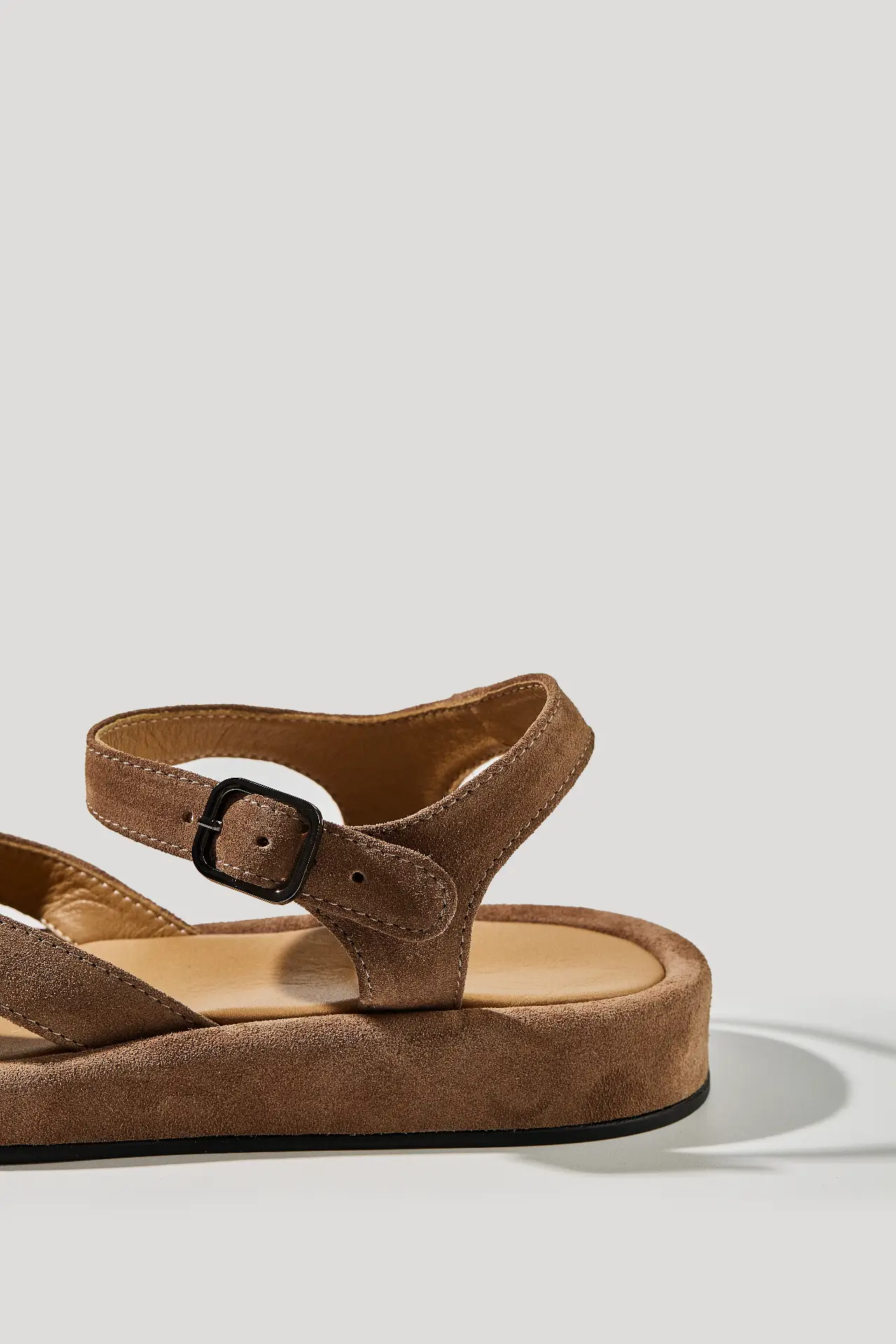 Босоніжки горіхові замшеві із регульованим ремінцем