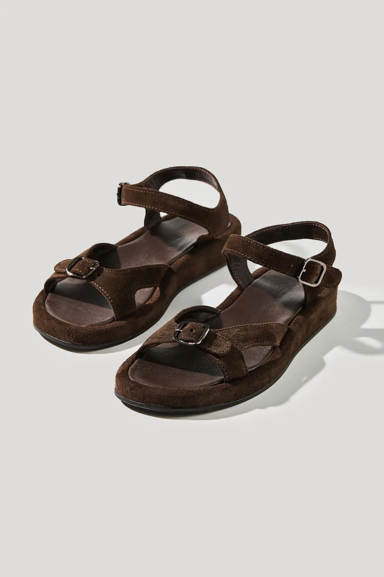 Босоніжки шоколадні замшеві із регульованим ремінцем