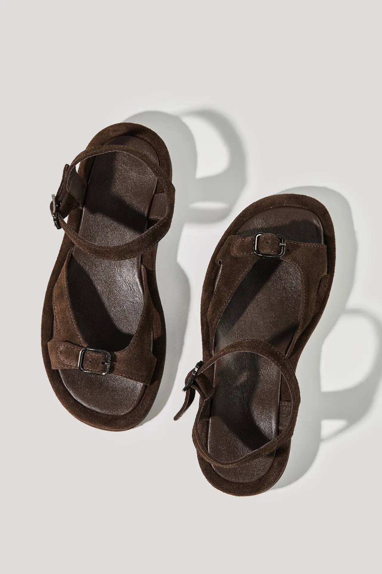 Босоніжки шоколадні замшеві із регульованим ремінцем