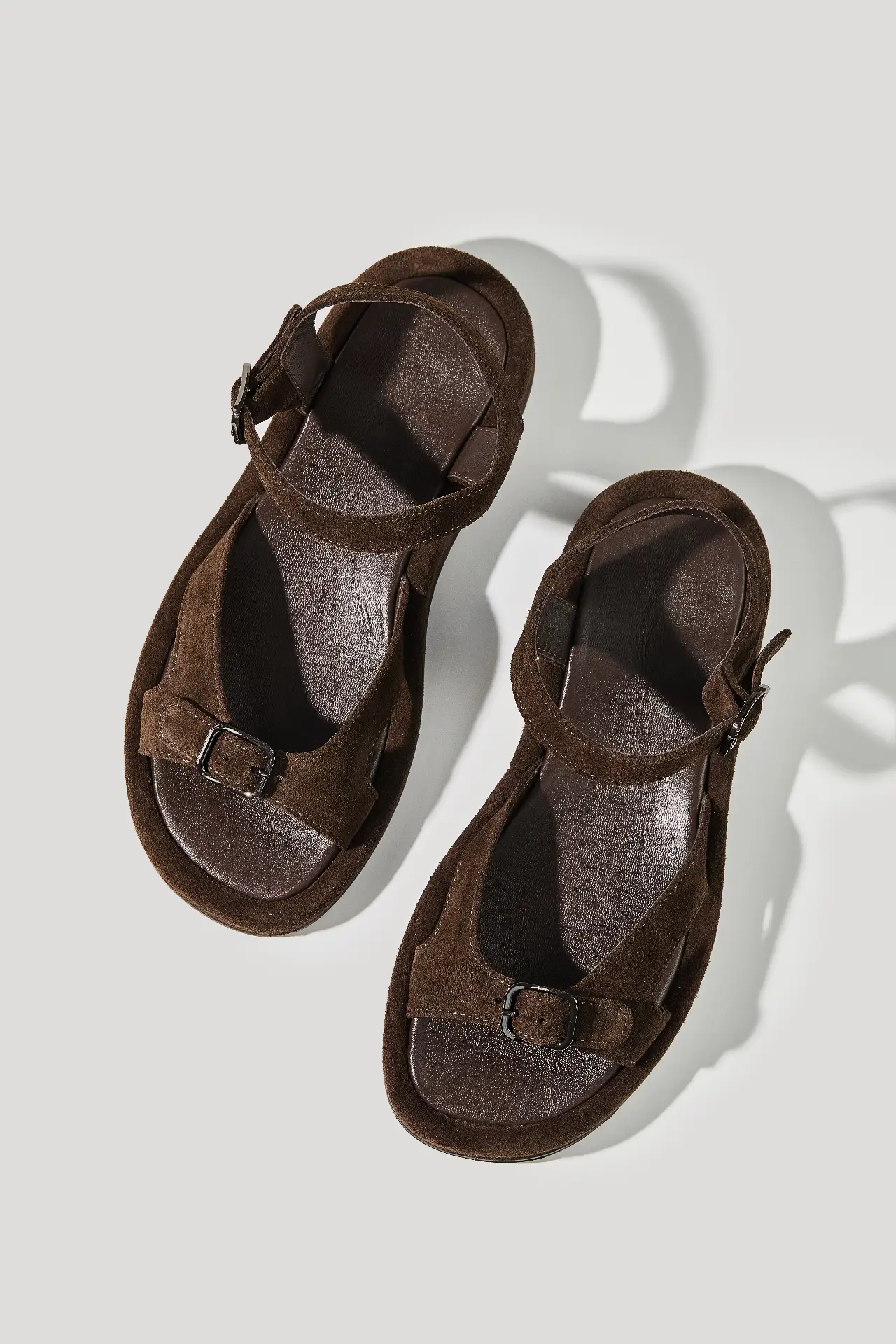Босоніжки шоколадні замшеві із регульованим ремінцем