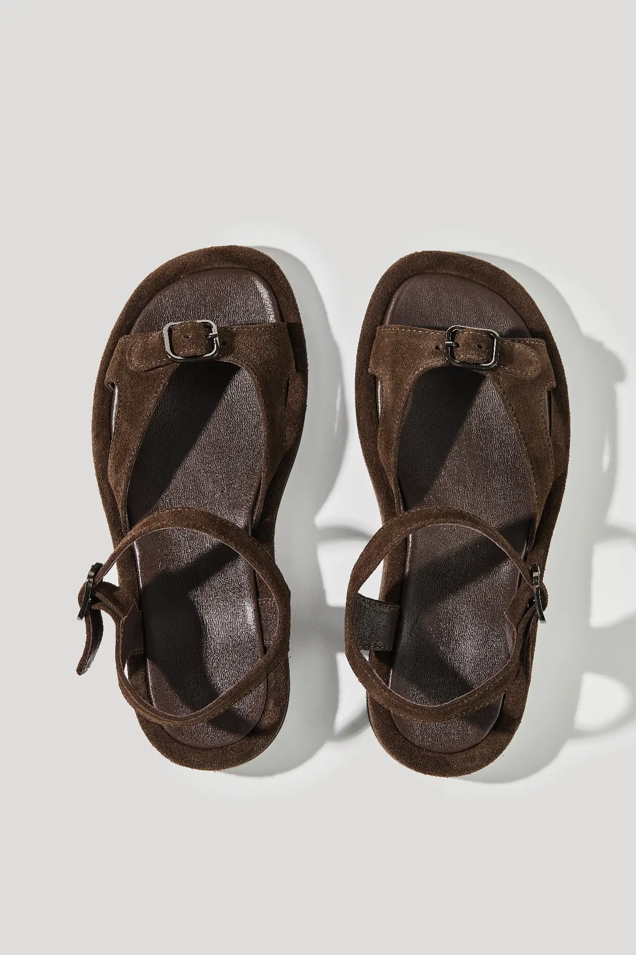 Босоніжки шоколадні замшеві із регульованим ремінцем