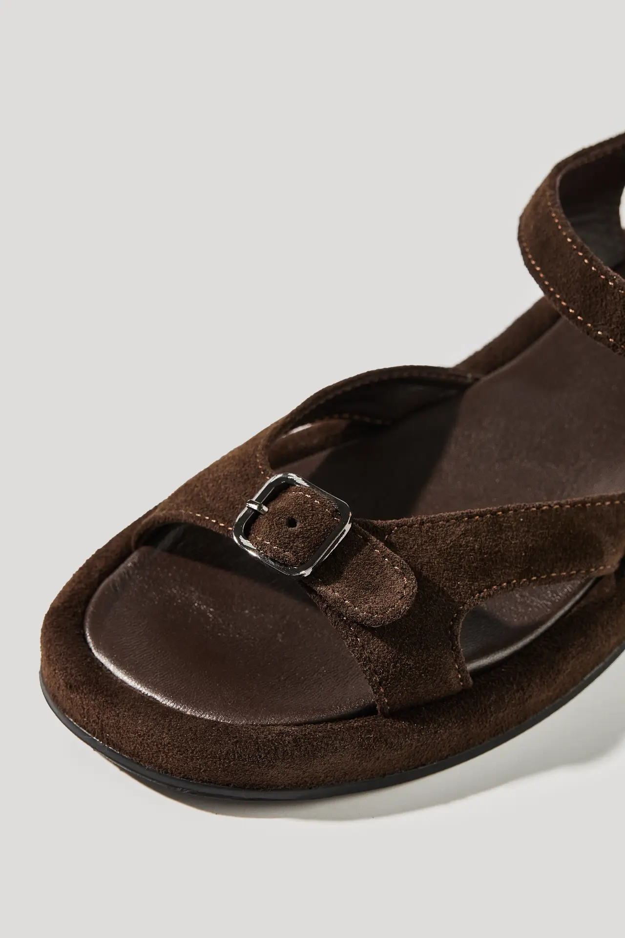 Босоніжки шоколадні замшеві із регульованим ремінцем