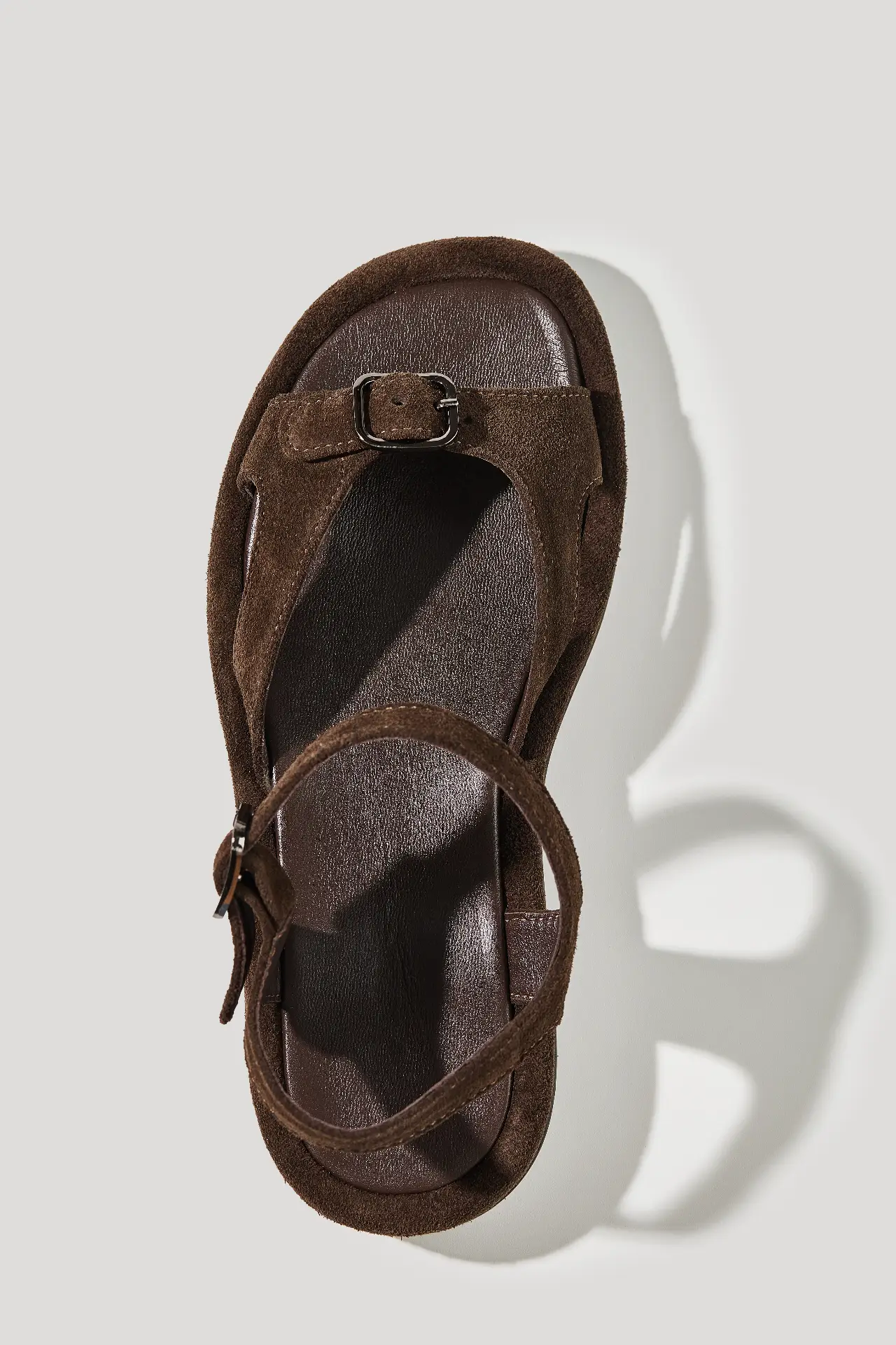 Босоніжки шоколадні замшеві із регульованим ремінцем