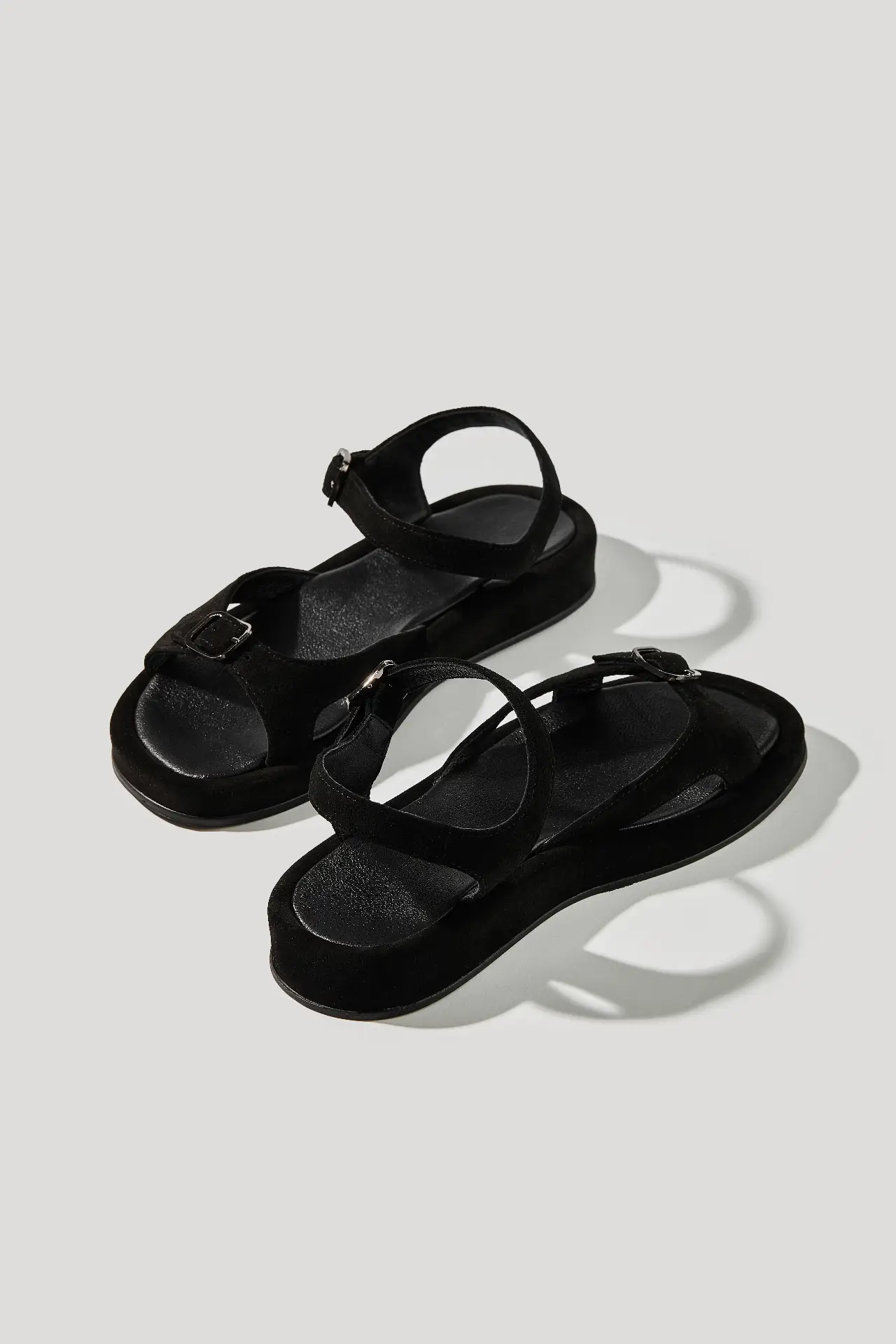 Босоніжки чорні замшеві із регульованим ремінцем