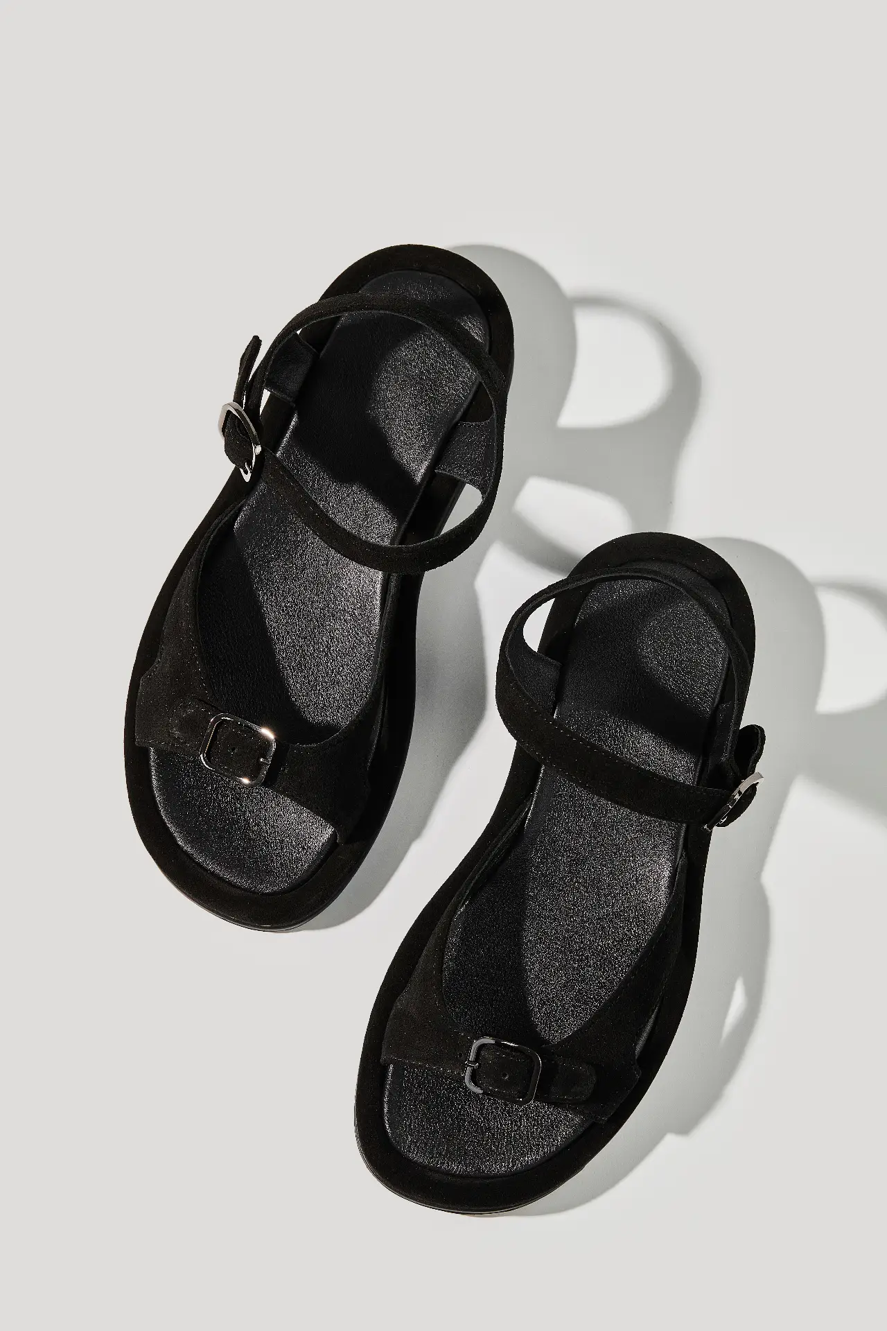 Босоніжки чорні замшеві із регульованим ремінцем