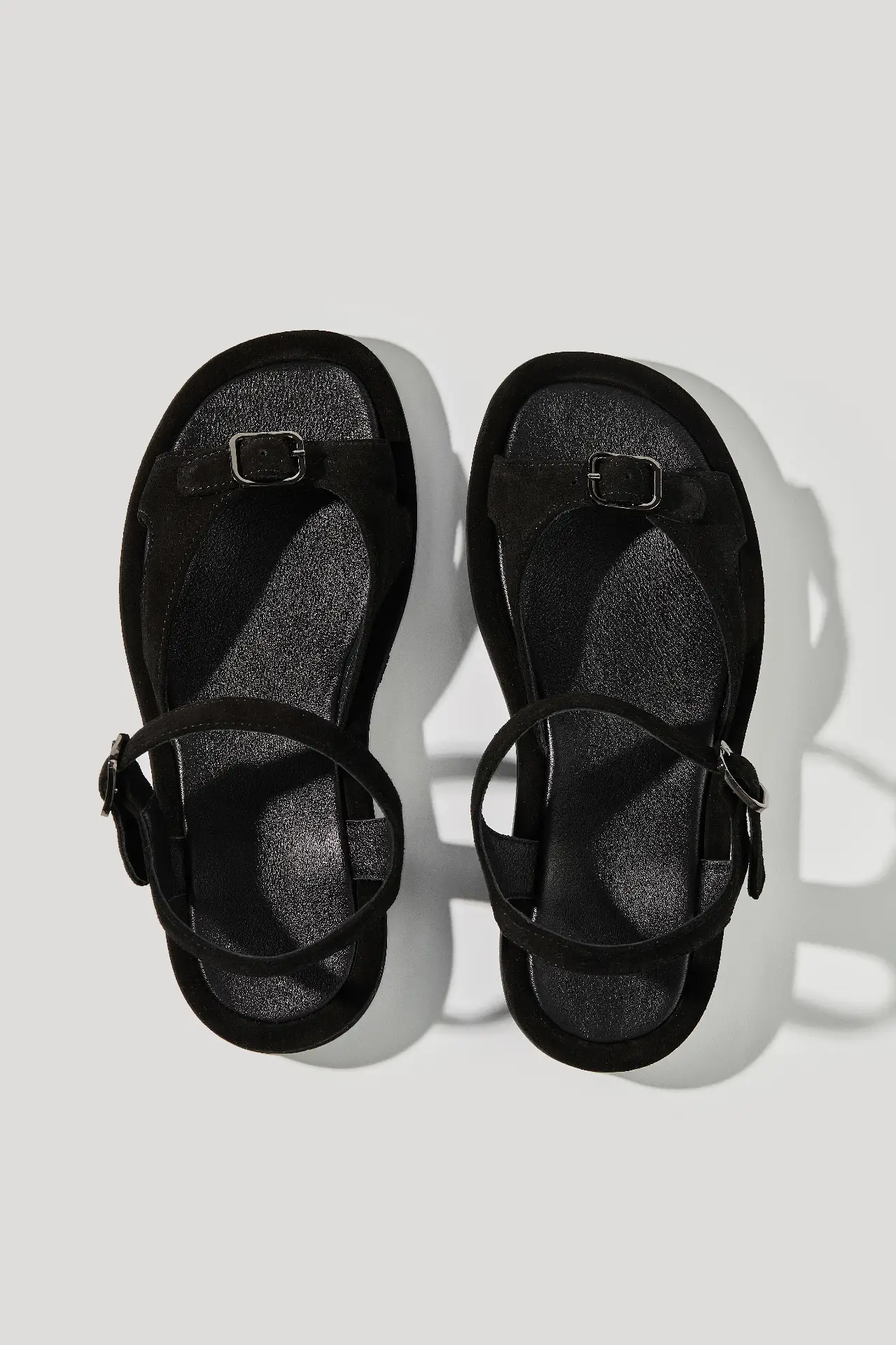 Босоніжки чорні замшеві із регульованим ремінцем