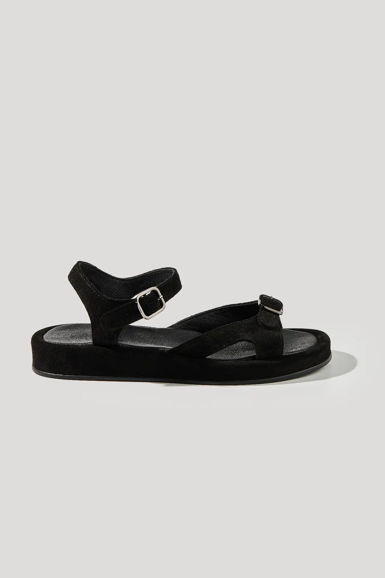 Босоніжки чорні замшеві із регульованим ремінцем