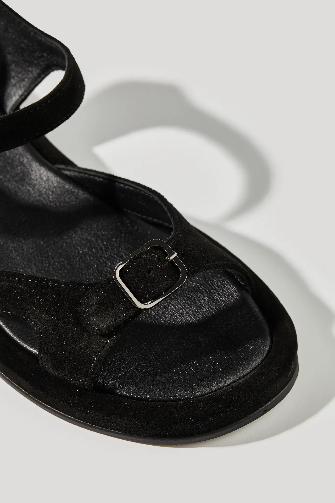 Босоніжки чорні замшеві із регульованим ремінцем