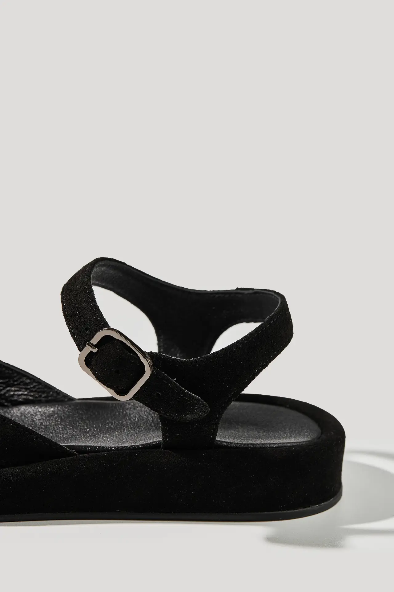 Босоніжки чорні замшеві із регульованим ремінцем