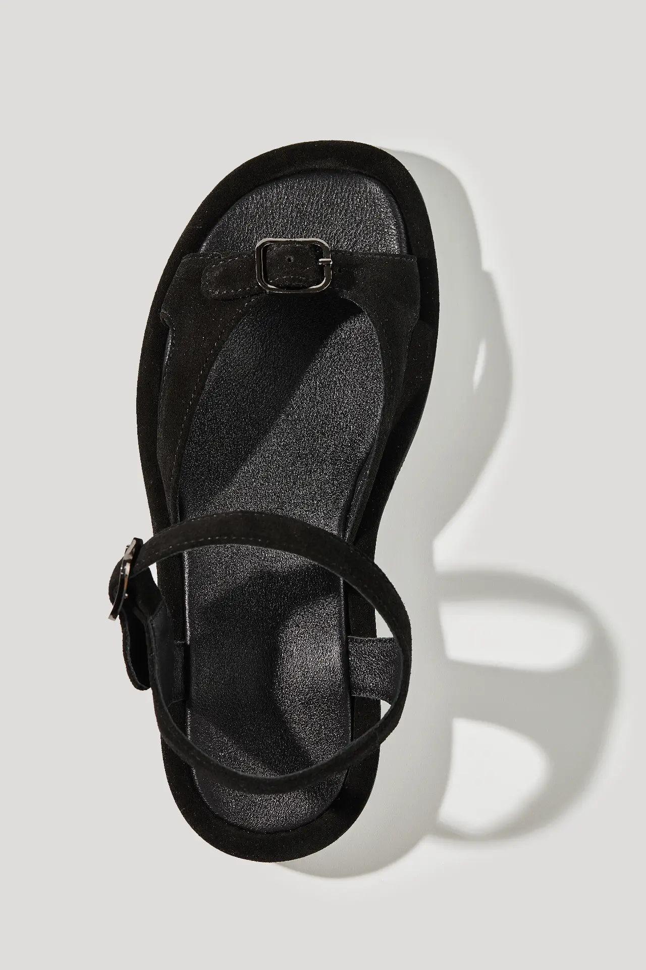 Босоніжки чорні замшеві із регульованим ремінцем