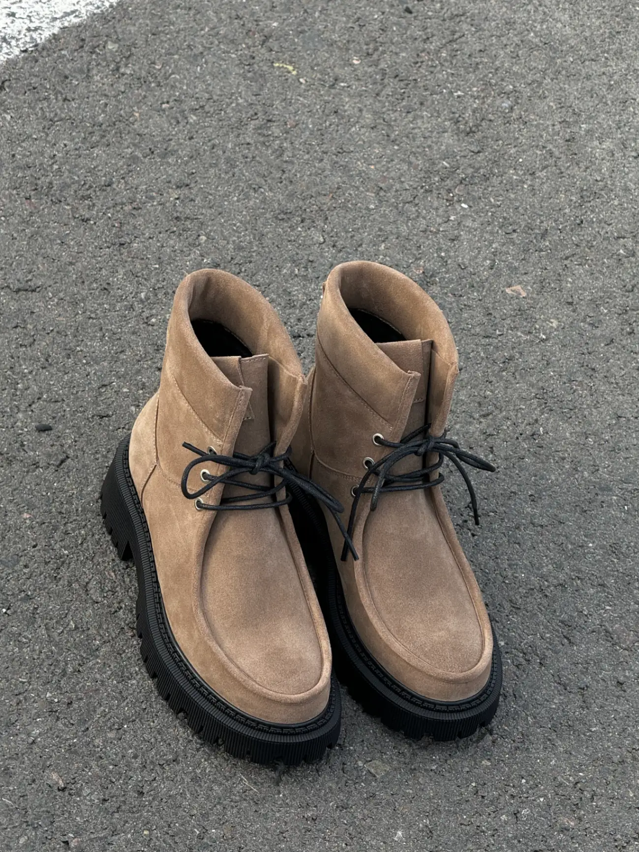 Walnut suede high-top derby boots lined with fleece