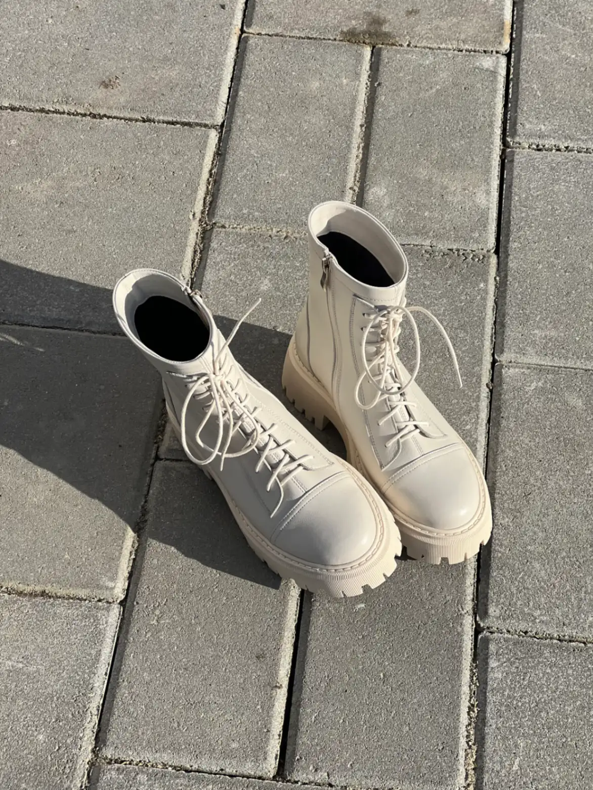 Beige leather boots with zipper and laces, lined with fleece