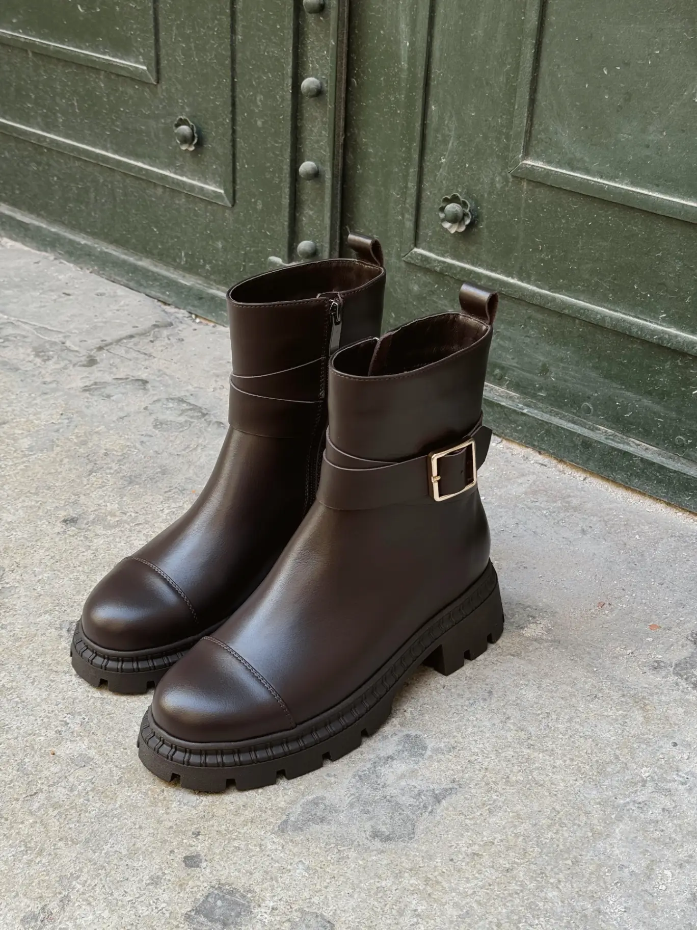 Chocolate leather boots with zipper and strap lined with fleece