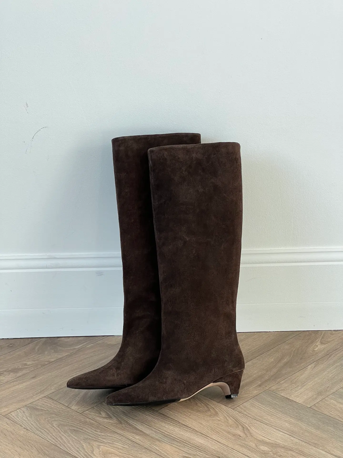Chocolate leather knee-high heeled boots lined with flannel