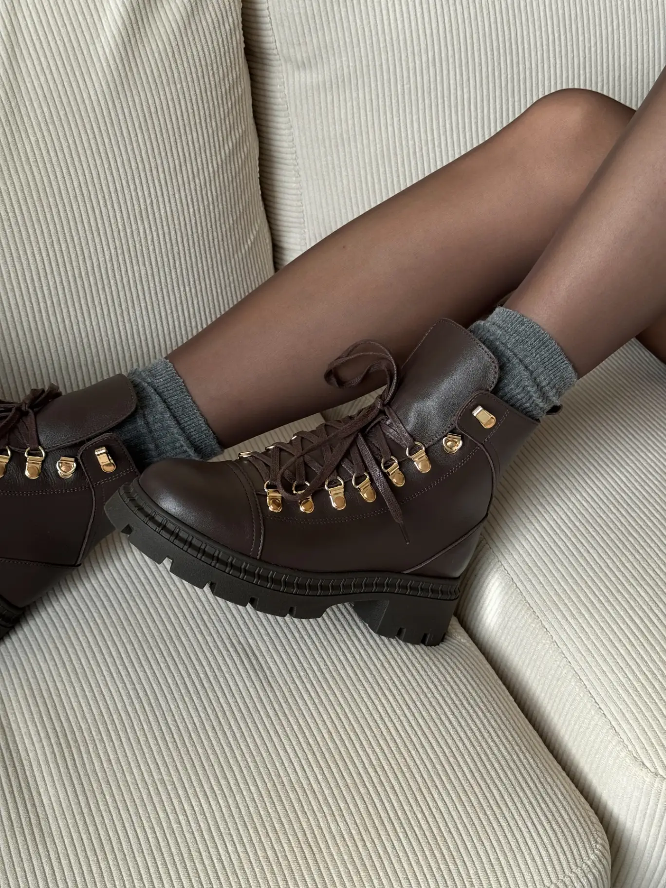 Chocolate leather boots with laces lined with natural fur