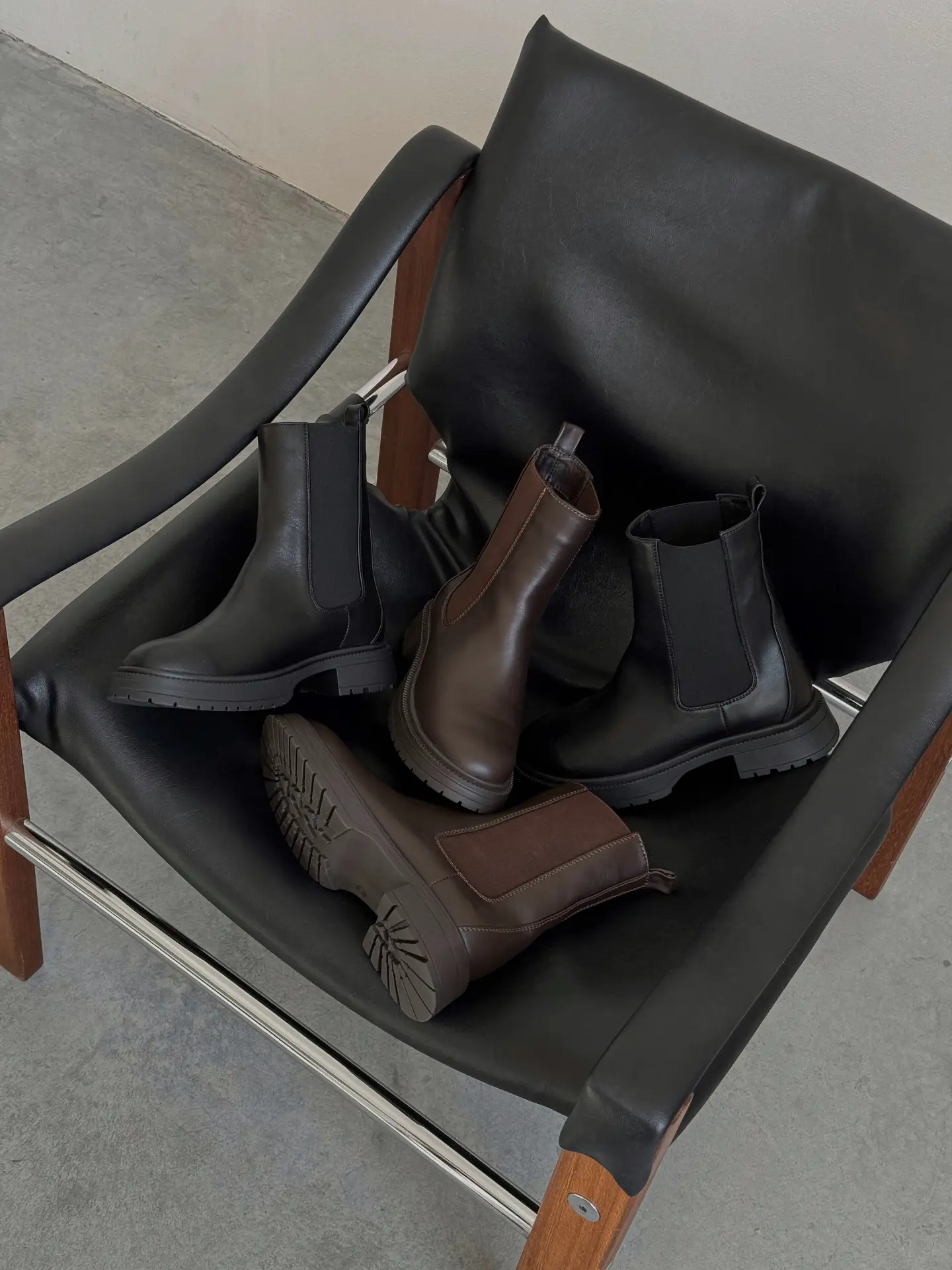 Black leather Chelsea boots lined with fleece