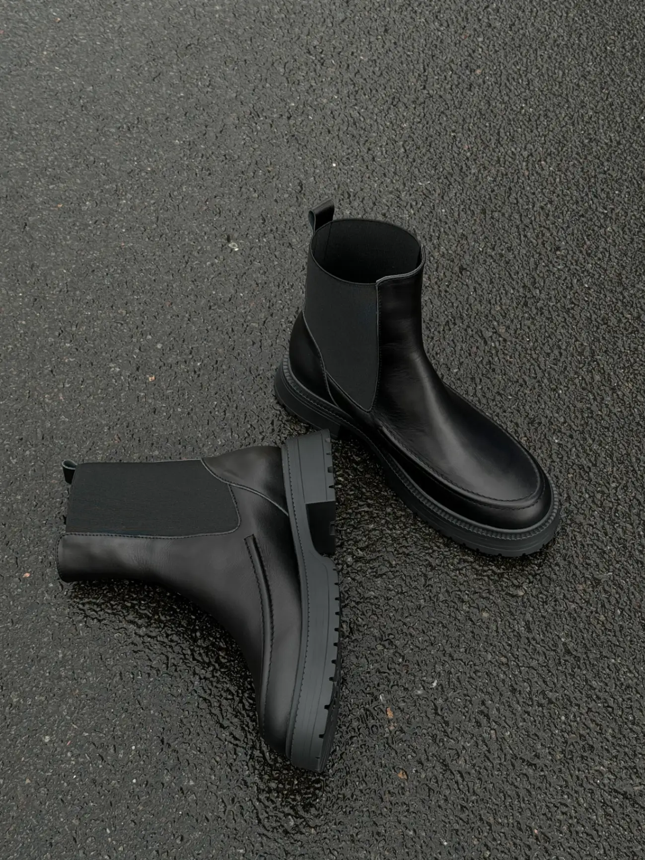 Black leather Chelsea boots lined with faux fur