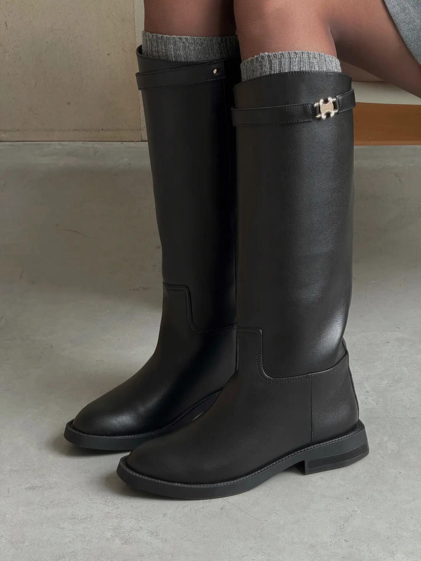 Чоботи в жокейському стилі чорні шкіряні з набивним хутром