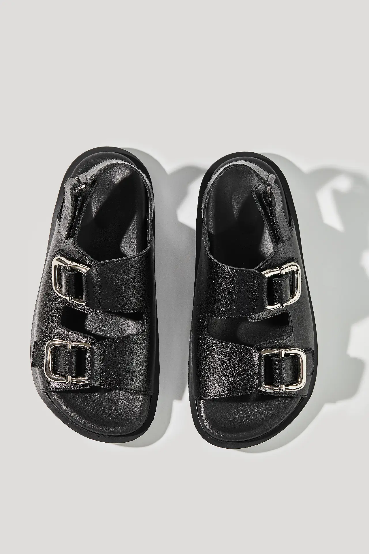 Босоніжки чорні шкіряні з масивною фурнітурою та липучками