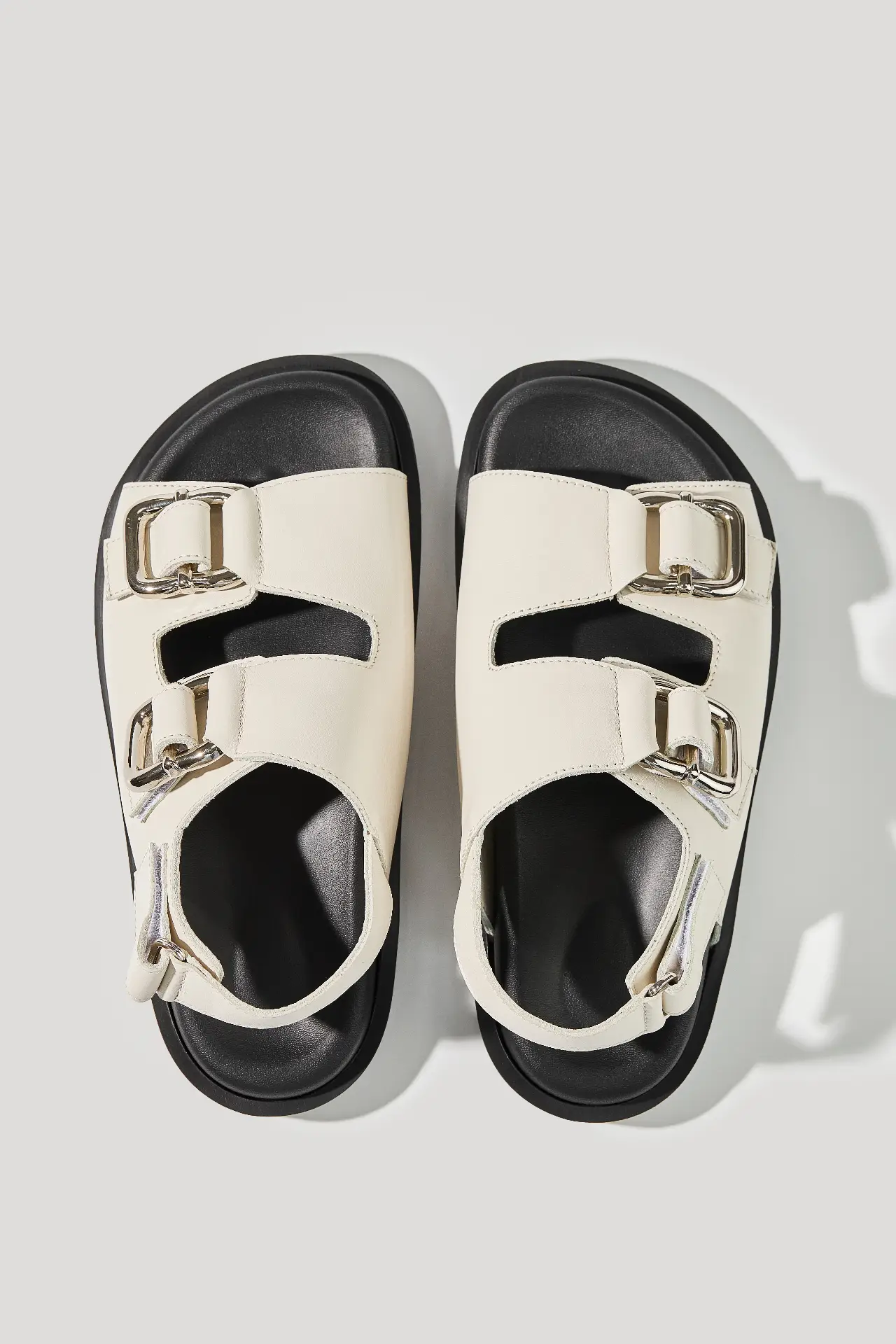 Босоніжки бежеві шкіряні з масивною фурнітурою та липучками