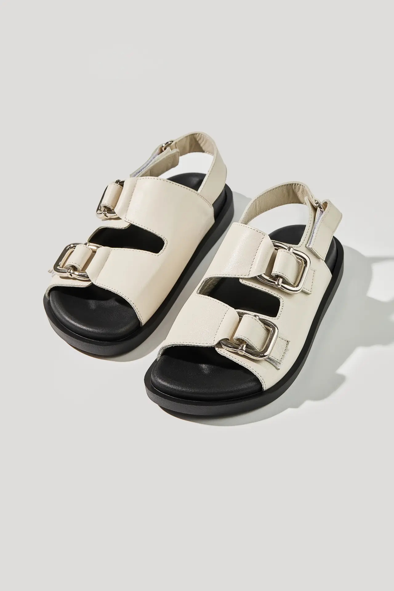 Босоніжки бежеві шкіряні з масивною фурнітурою та липучками