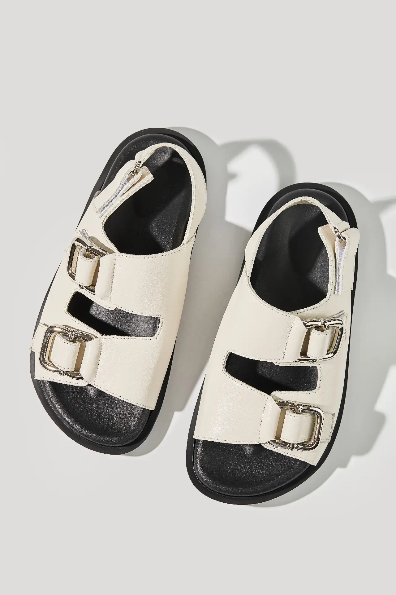 Босоніжки бежеві шкіряні з масивною фурнітурою та липучками