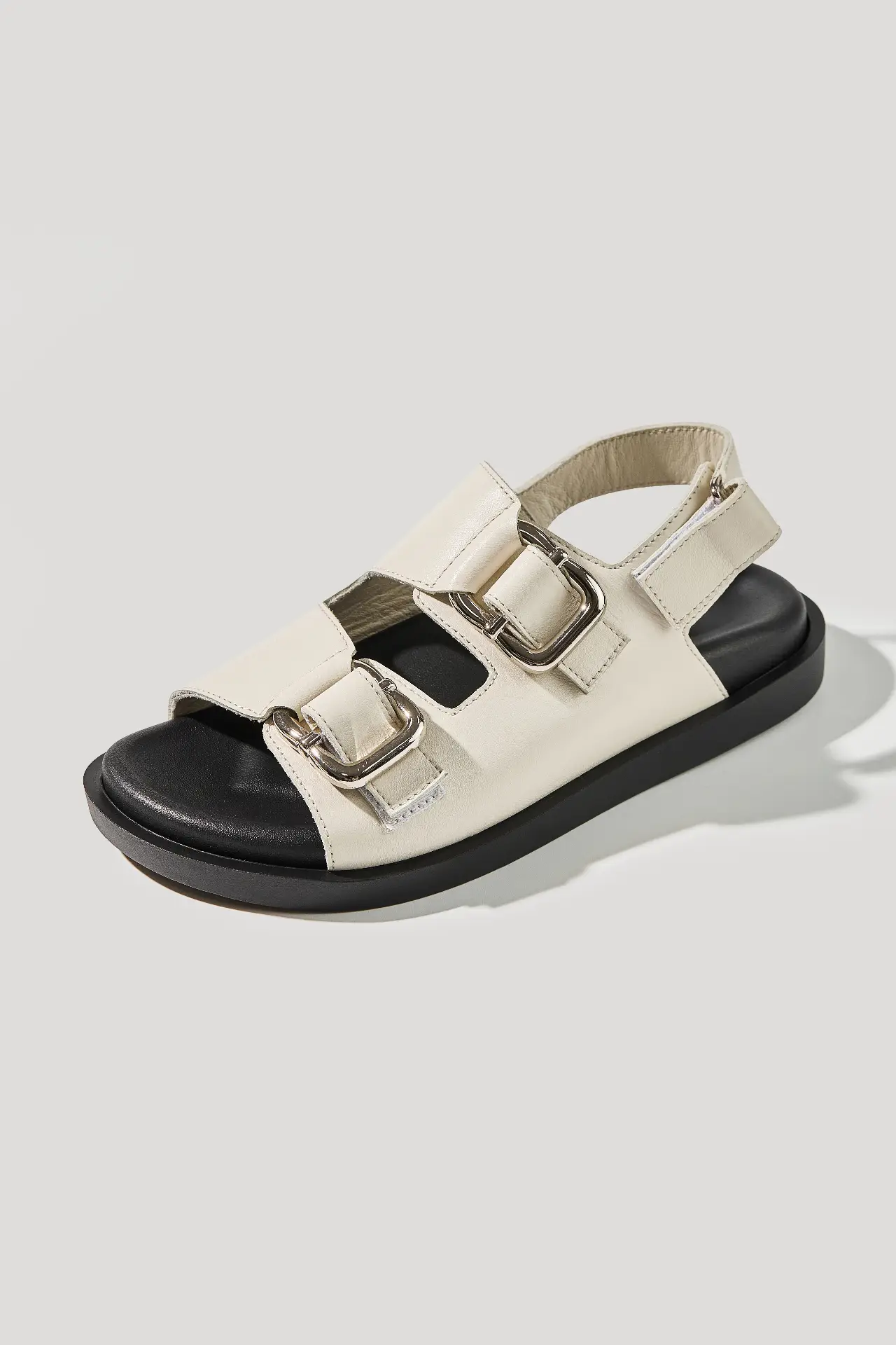 Босоніжки бежеві шкіряні з масивною фурнітурою та липучками